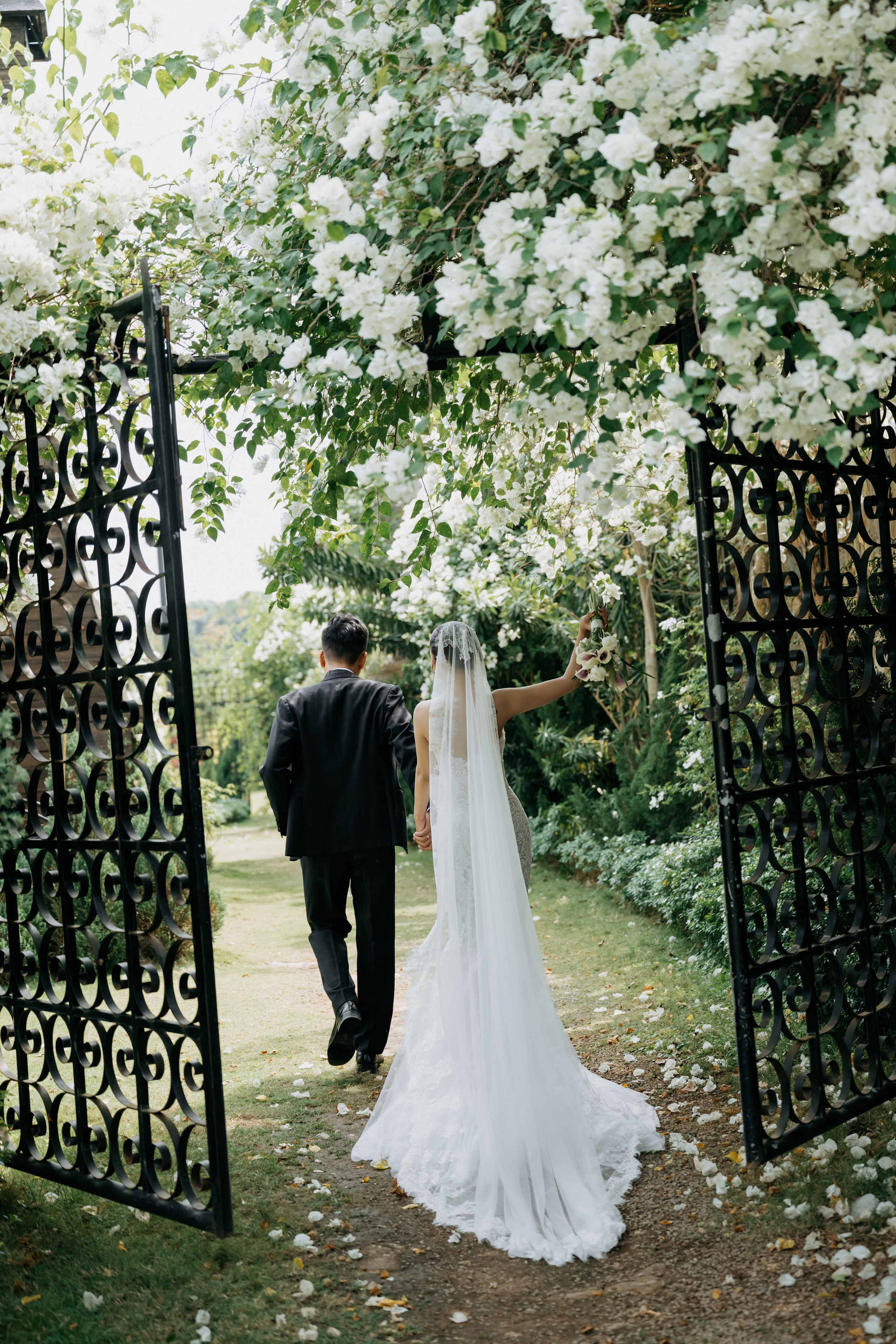 THU & NHU / An garden. Saigon Wedding Present | Art Beyond Moments