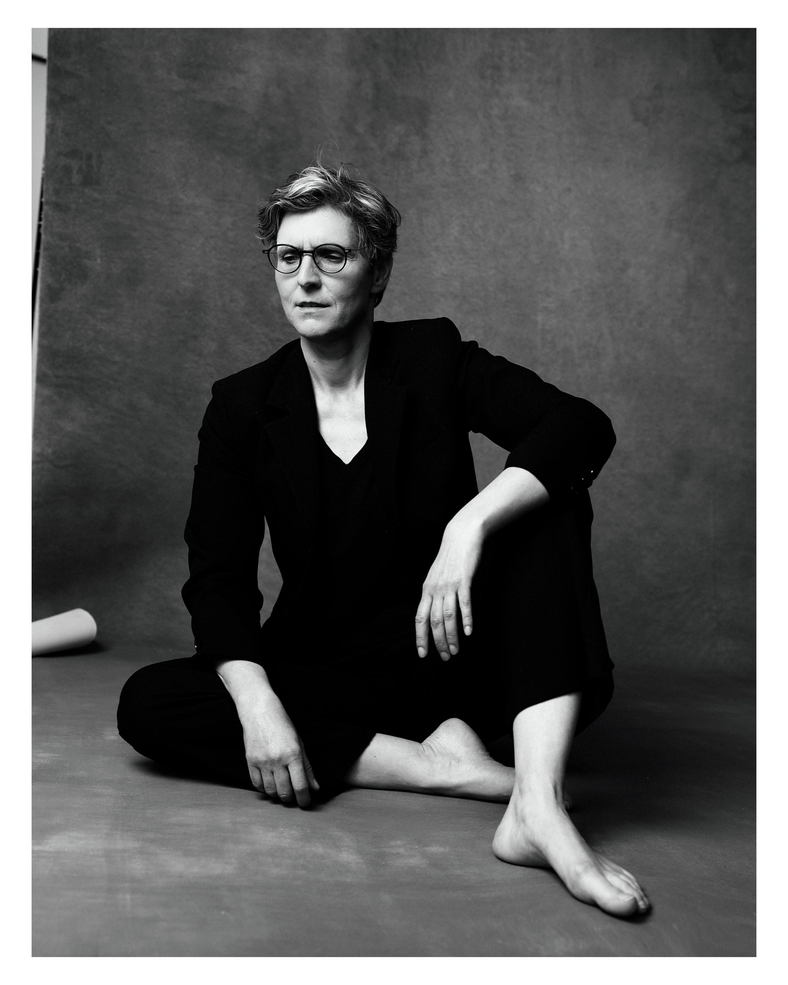 Minimalistisches Frauenportrait – Musikerin im Anzug in schwarzem Studio-Setting - Dirigentin Elisabeth Fuchs, Philharmoniker Salzburg