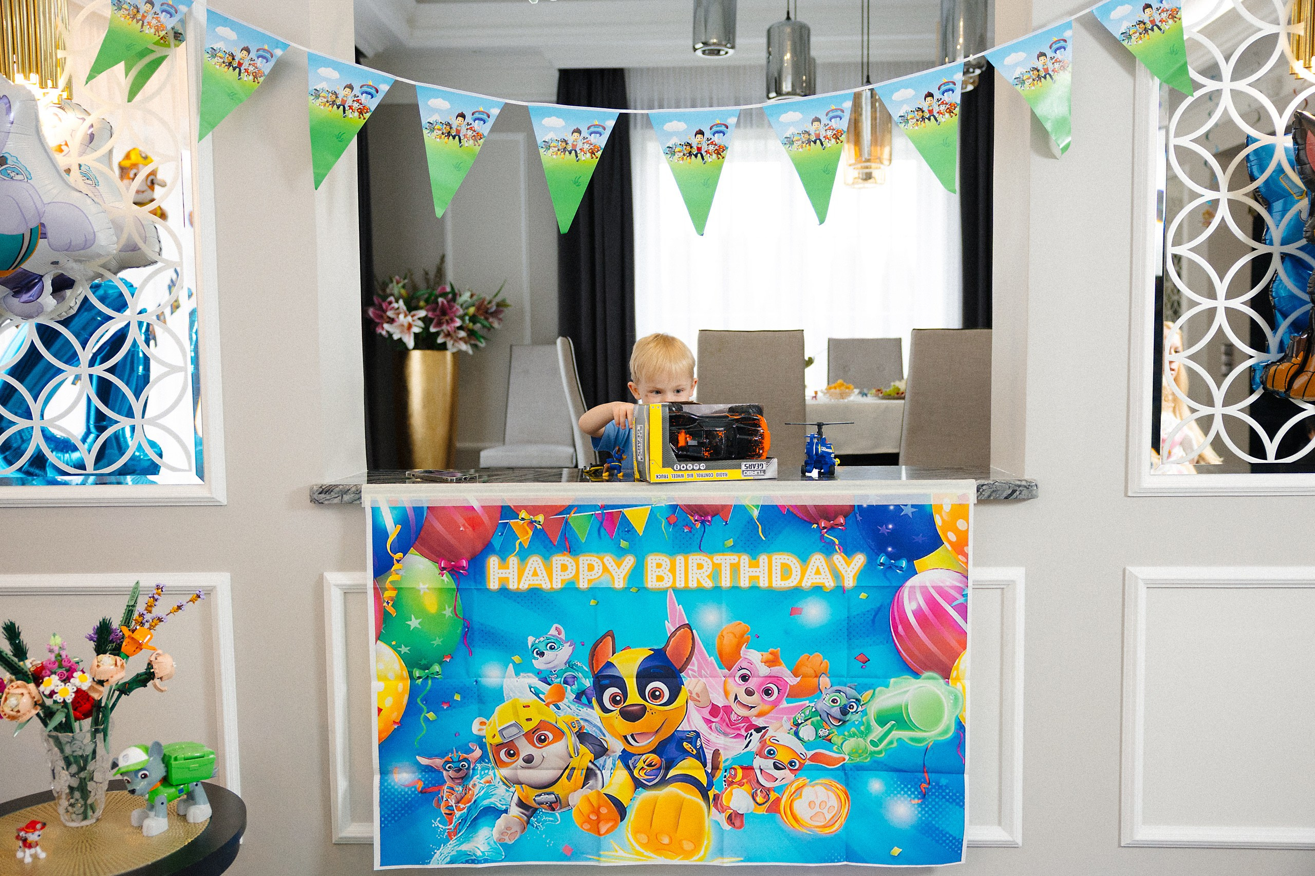 Фотосъёмка детского дня рождения с аниматором и фольгированной дискотекой в Риге. Евгений Тимофеев | Свадебный и контент-фотограф и видеограф в Риге