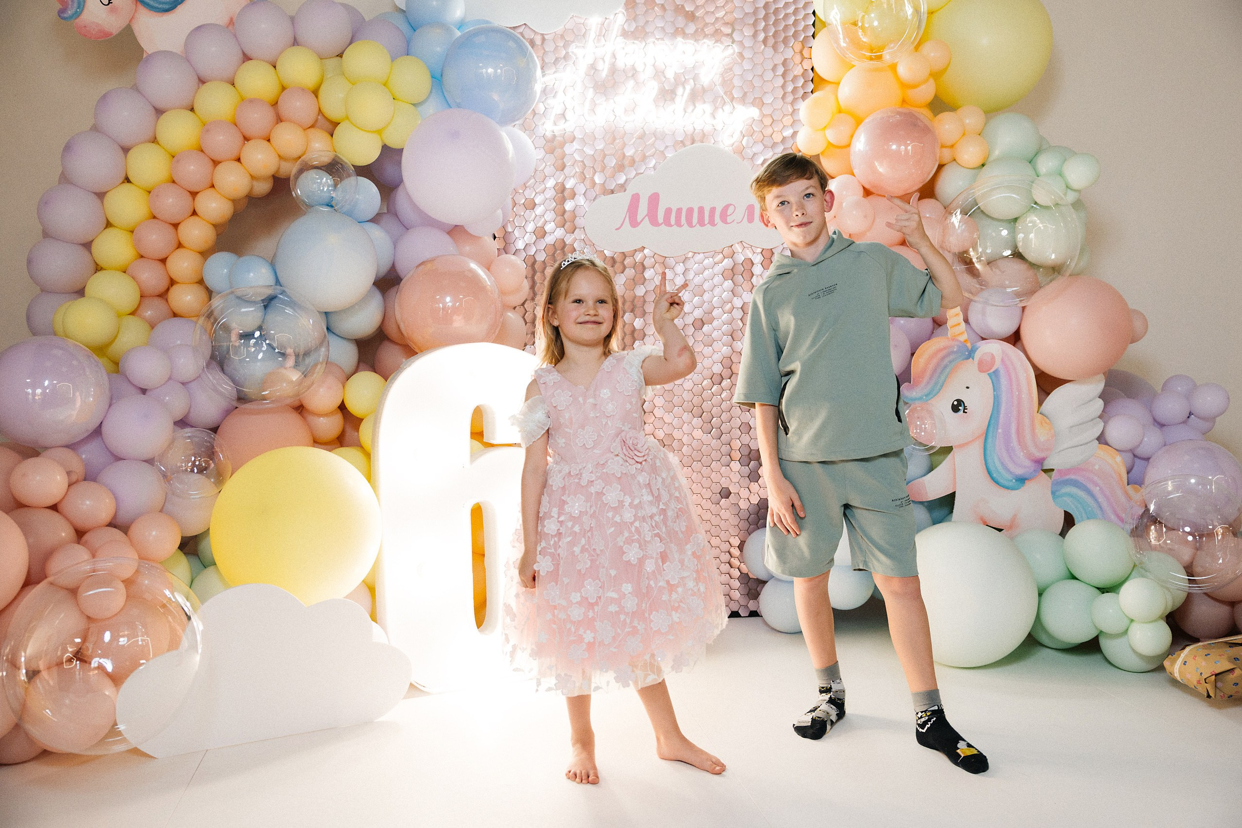 Фотосъёмка детского дня рождения 6 лет — Беззубик, Единорог и волшебная комната с Лабубу. Евгений Тимофеев | Свадебный и контент-фотограф и видеограф в Риге