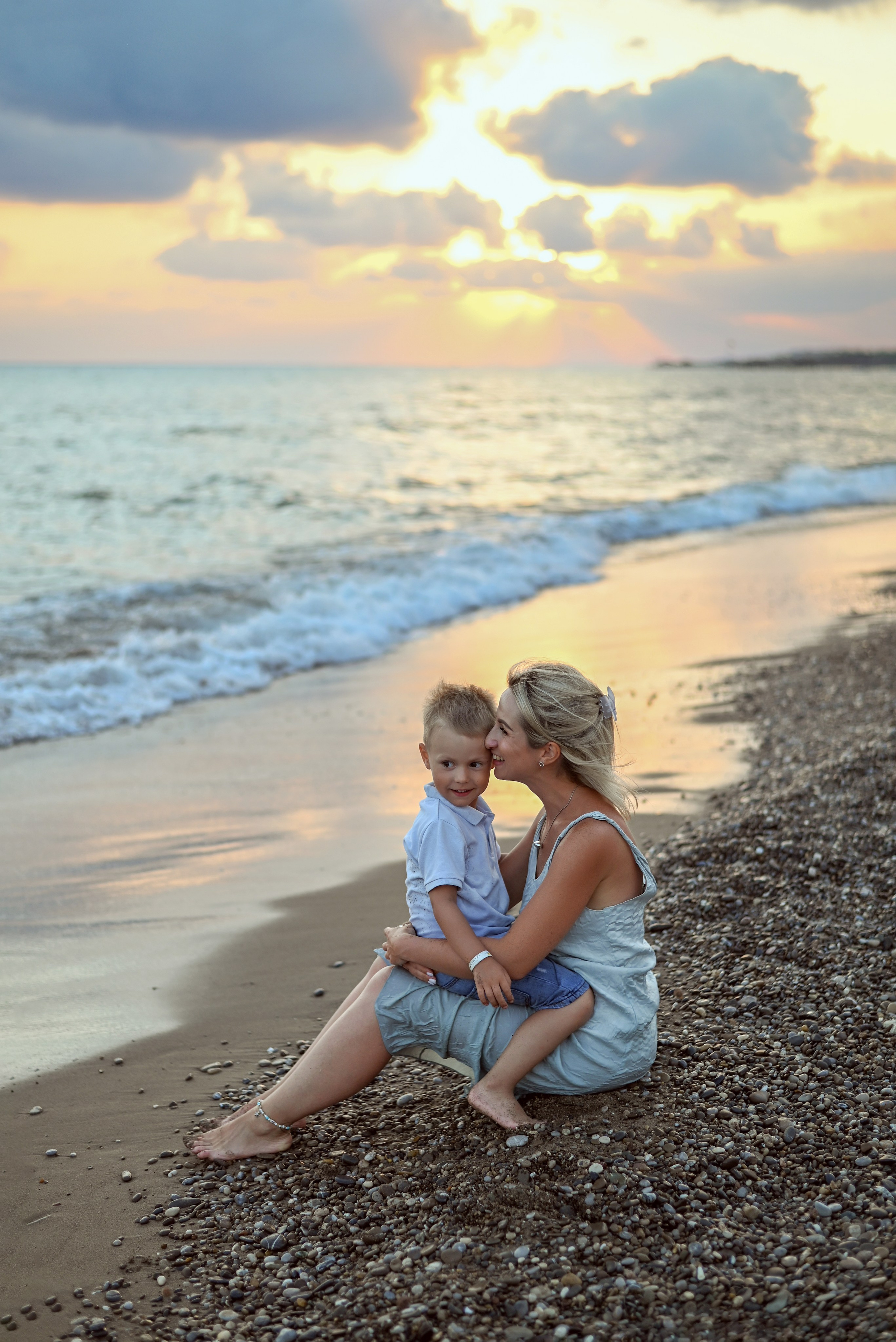 Мама с ребенком на фосессии в Белеке на море