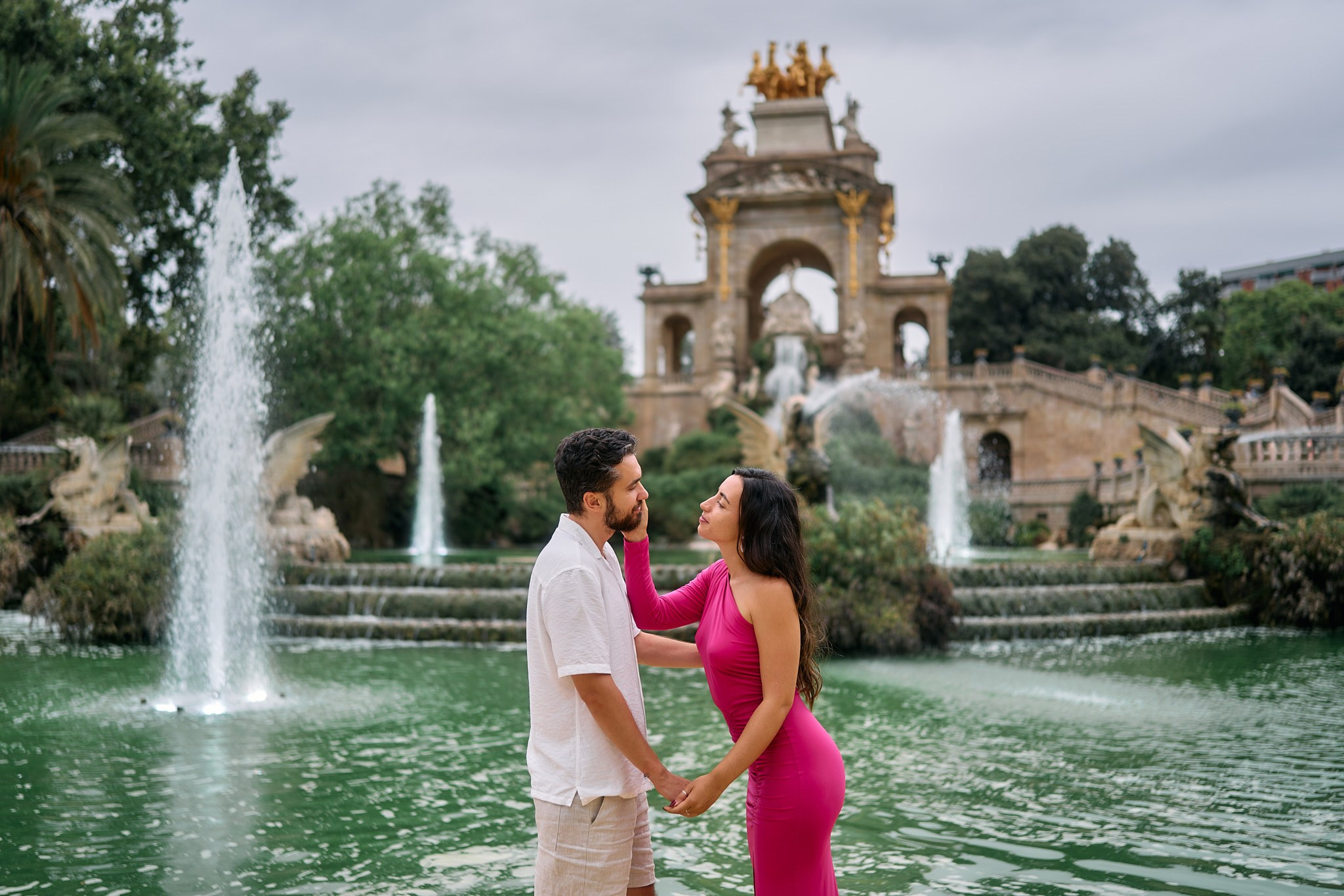 Description of the Ciutadella Parc location for a  love-story or individual photo shoot in Barcelona, examples of photos. POSTCARD.BCN Photographer Kate in Barcelona. Love-story, family or individual photo shoots