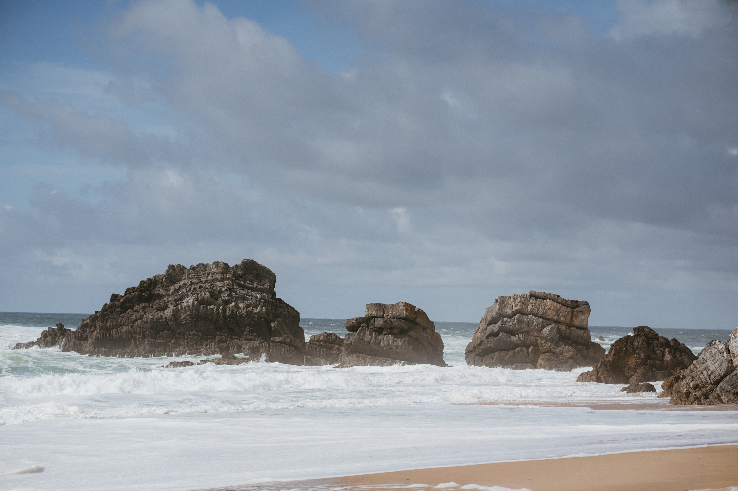 Ședință foto de nuntă pe plaja Adraga – emoție la malul oceanului Atlantic. Valentin Melen - fotograf de nunta 🤍