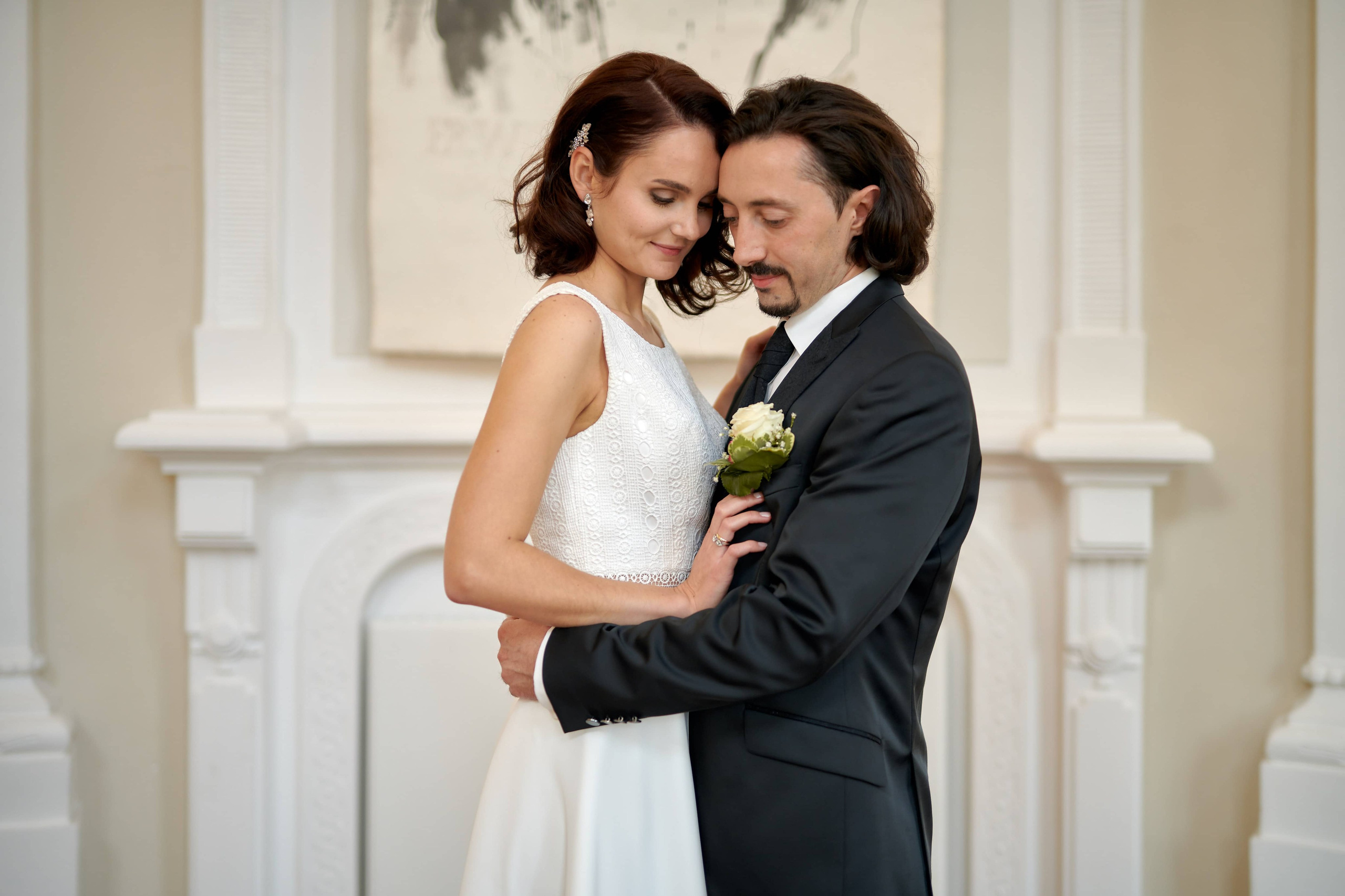 Eingefangene Nähe im historischen Kaminzimmer der Villa Eugenia – Alexej & Katja ganz bei sich, mitten in ihrer Geschichte.