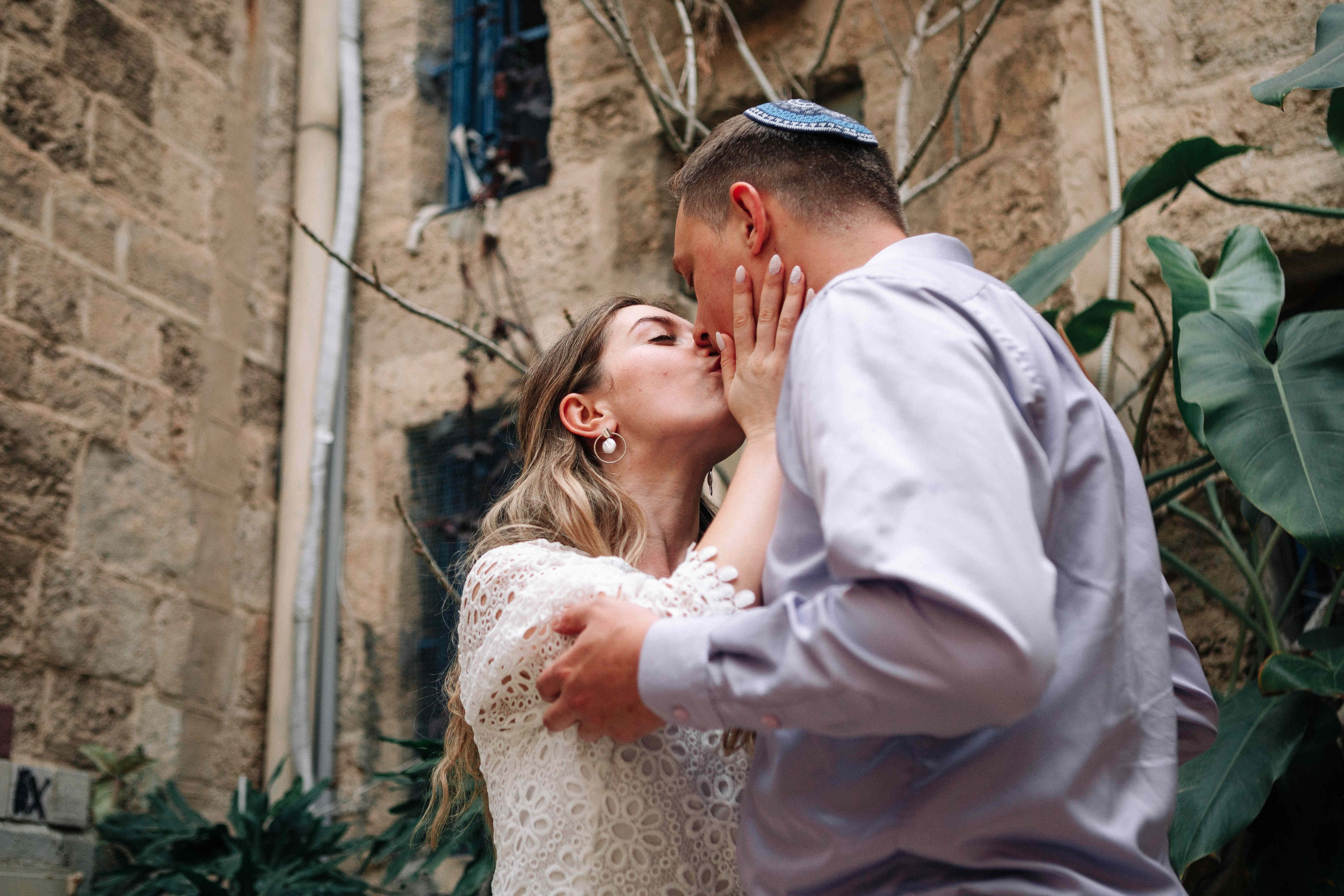 LOVERS IN JAFFO. PHOTOGRAPHER IN ISRAEL