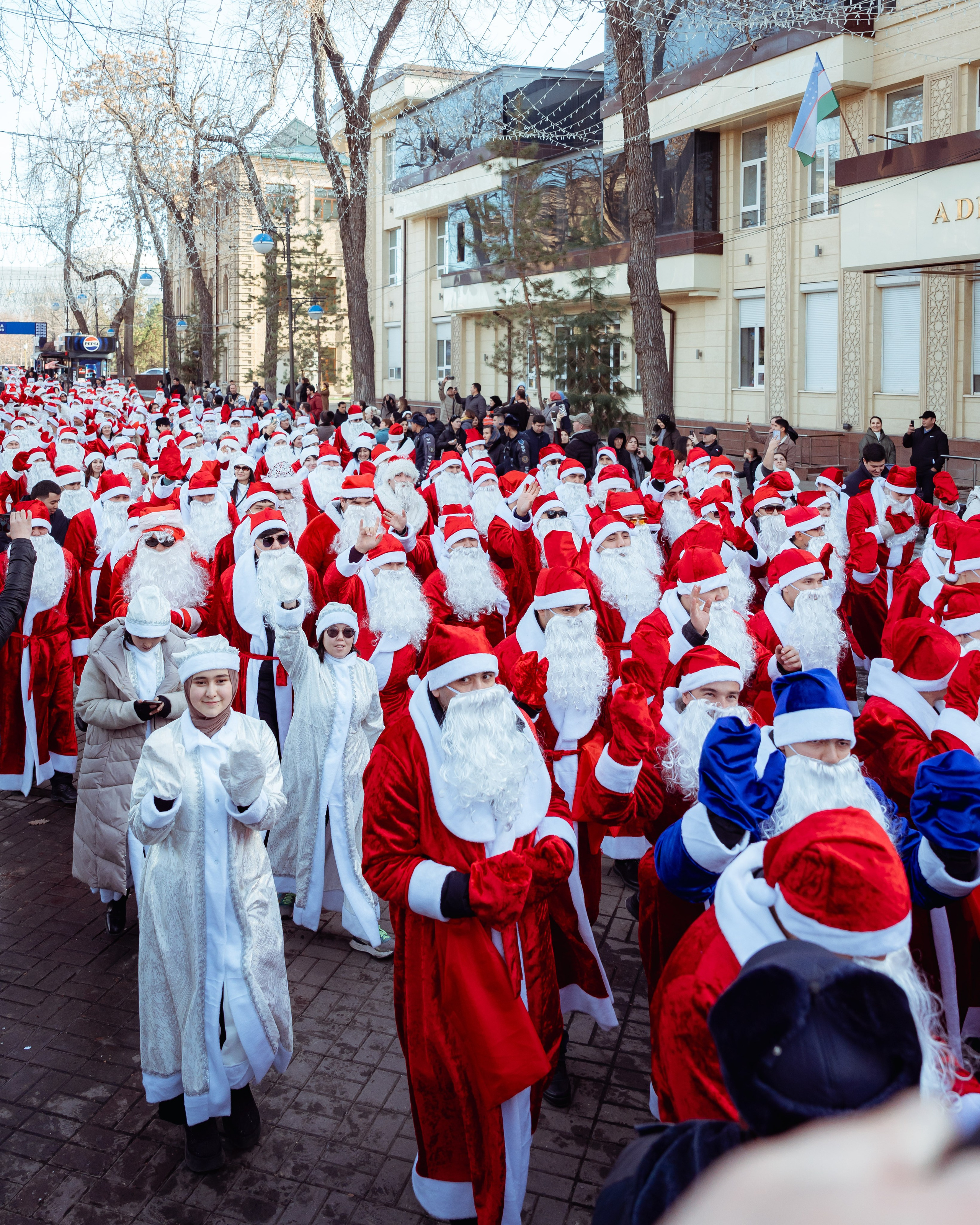 Парад Дедов Морозов. Георгий Намазов | Фотограф в Ташкенте