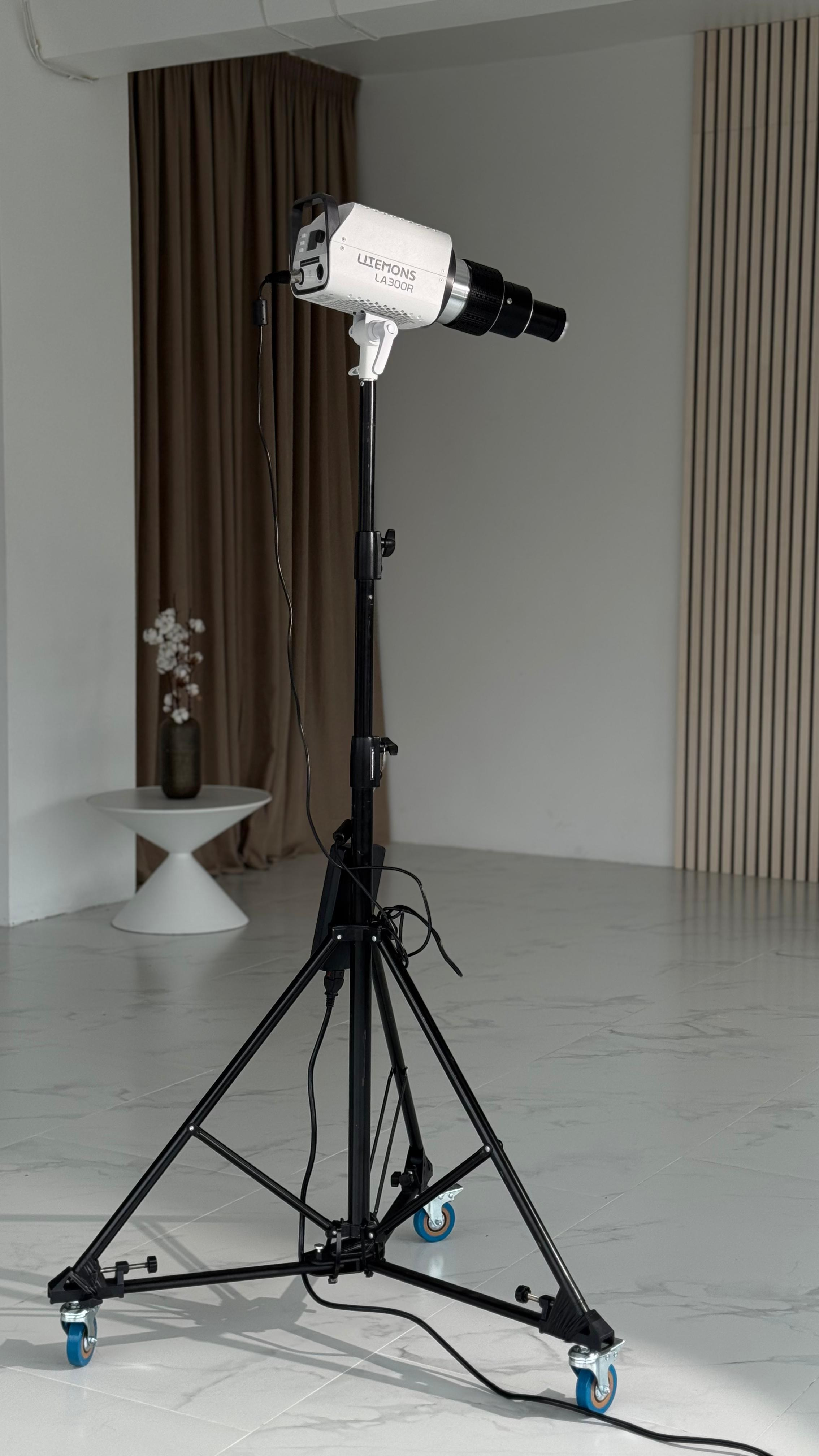 Foto un Video satura studija Rīgā - BRAND STUDIO. Video shooting and creating with phone, iPhone Video School