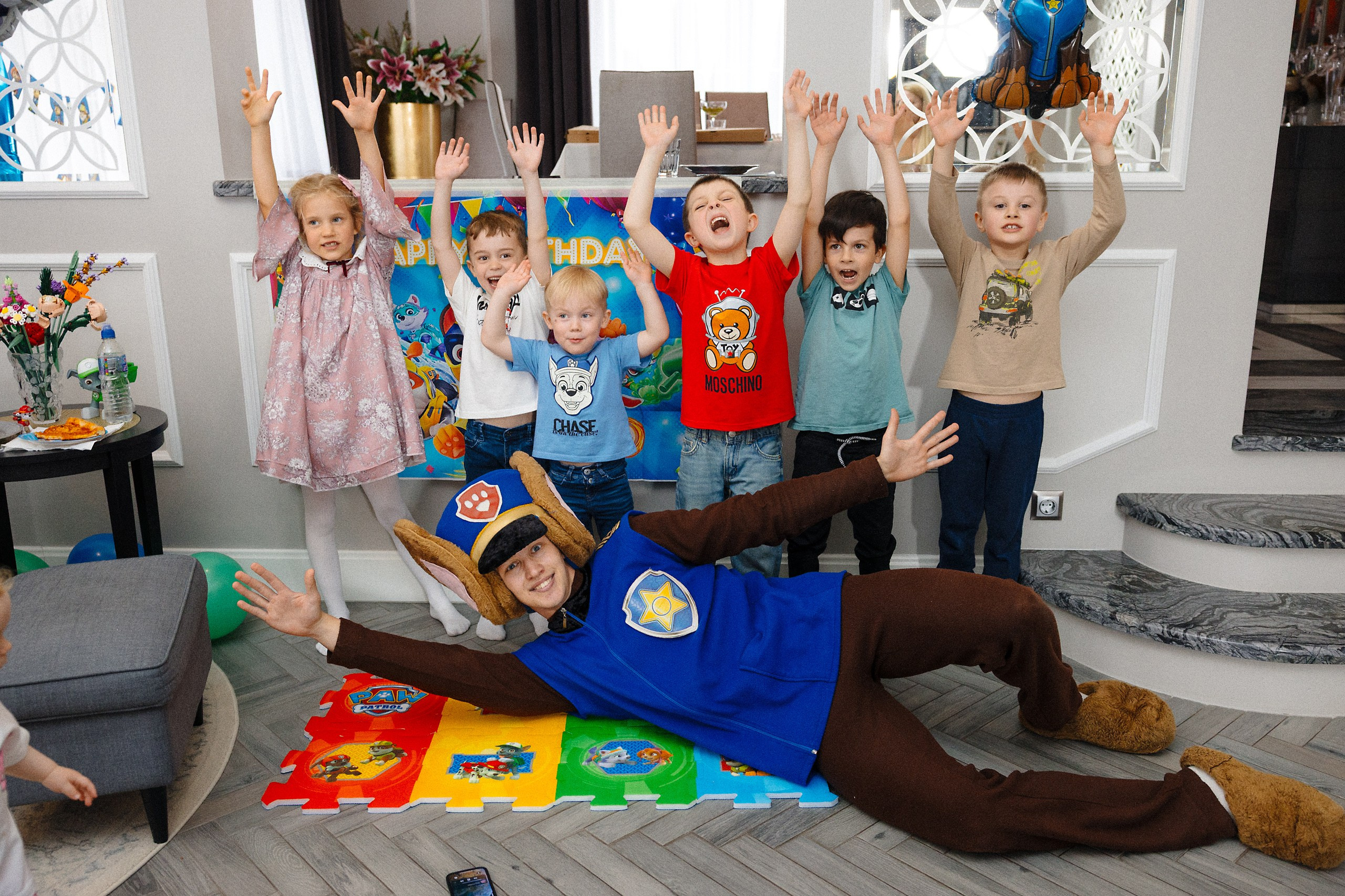 Фотосъёмка детского дня рождения с аниматором и фольгированной дискотекой в Риге. Евгений Тимофеев | Свадебный и контент-фотограф и видеограф в Риге