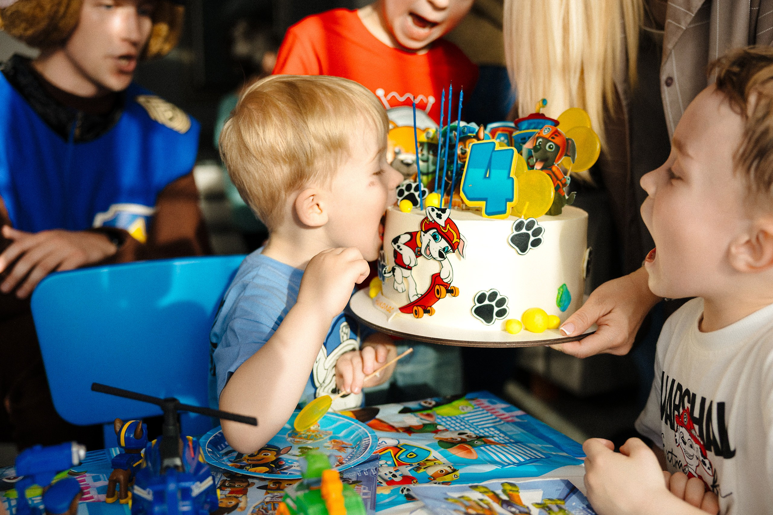 Яркая фотосессия детского праздника с аниматором и блестящей дискотекой из фольги в Риге. Евгений Тимофеев | Свадебный и контент-фотограф и видеограф в Риге