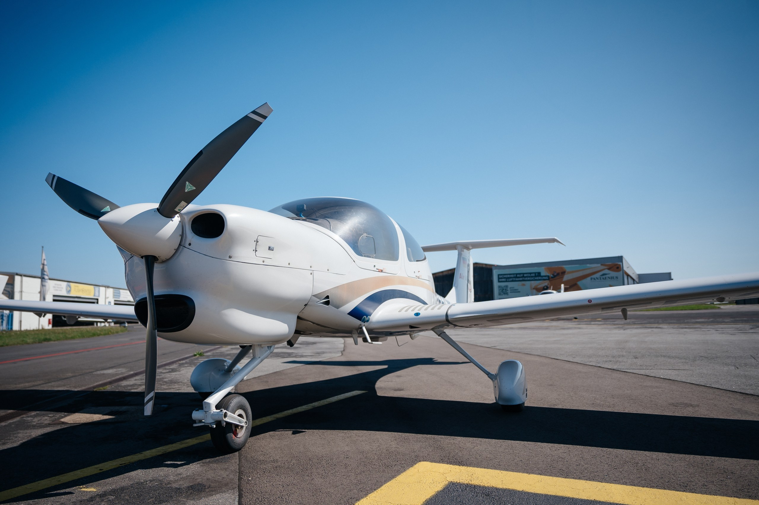 airplane in egelsbach airport