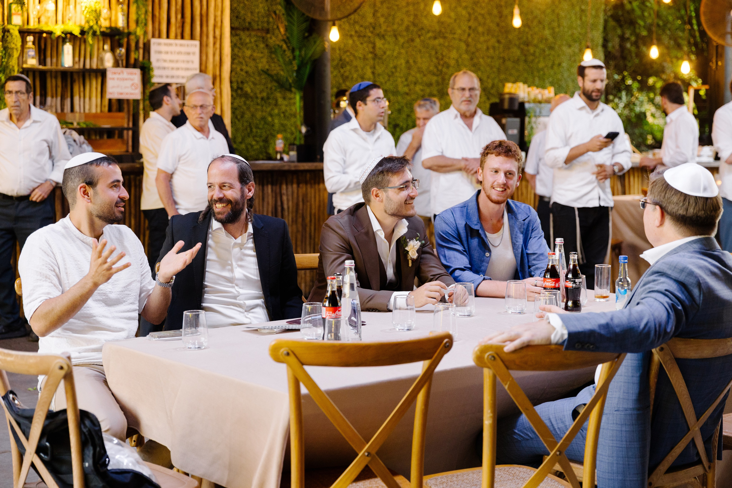 Beneath the Olive Trees. צלמת וצלם וידאו, הפועלים בישראל וברחבי העולם
