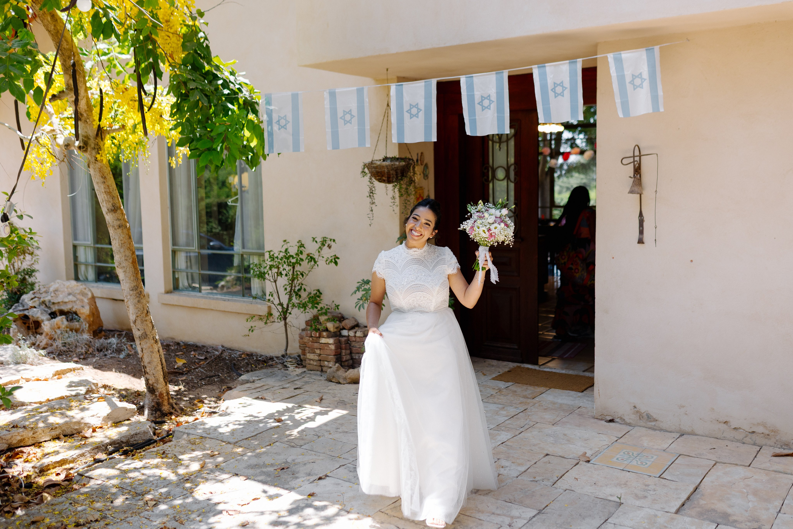 Beneath the Olive Trees. צלמת וצלם וידאו, הפועלים בישראל וברחבי העולם