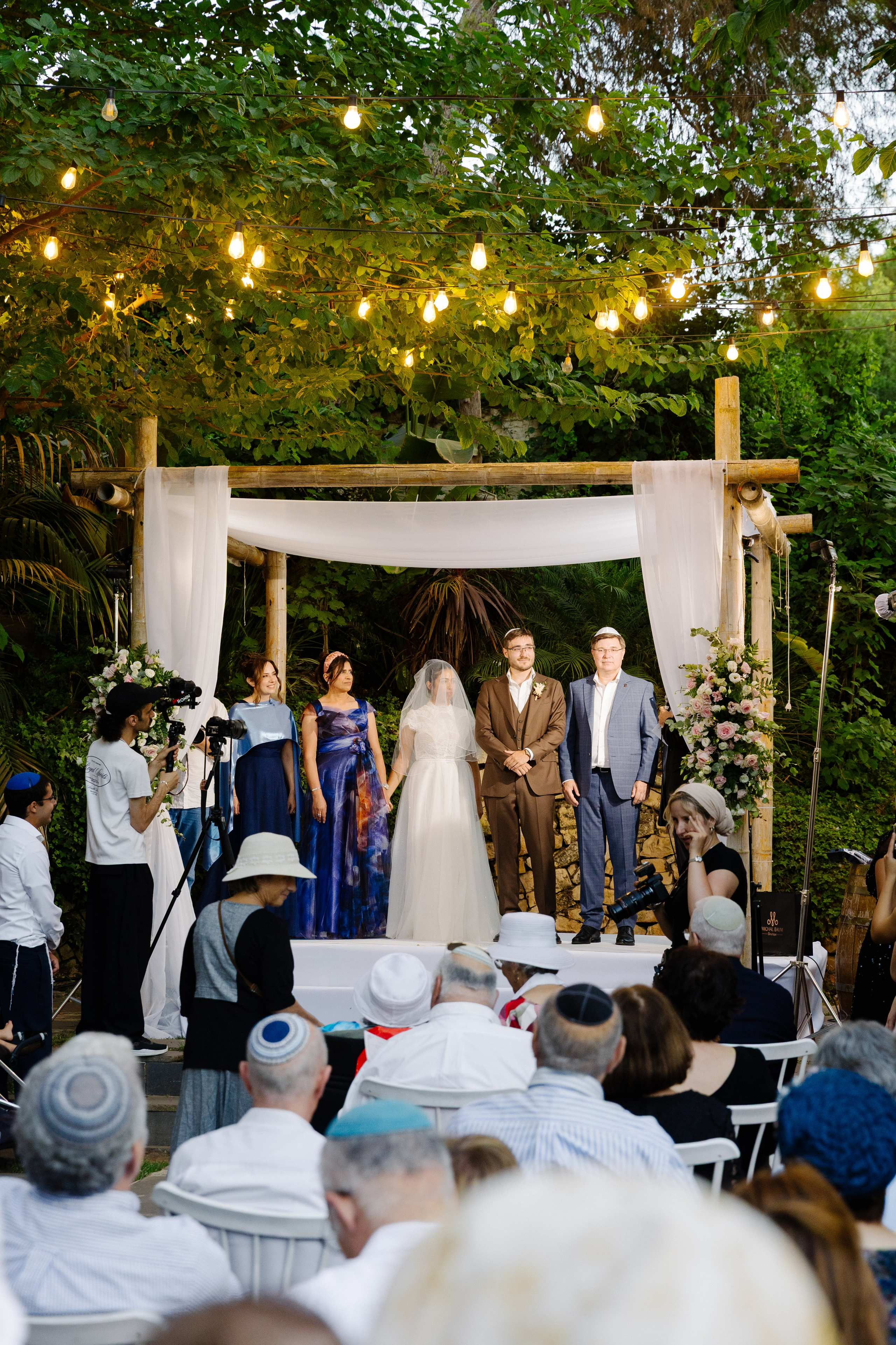 Beneath the Olive Trees. צלמת וצלם וידאו, הפועלים בישראל וברחבי העולם