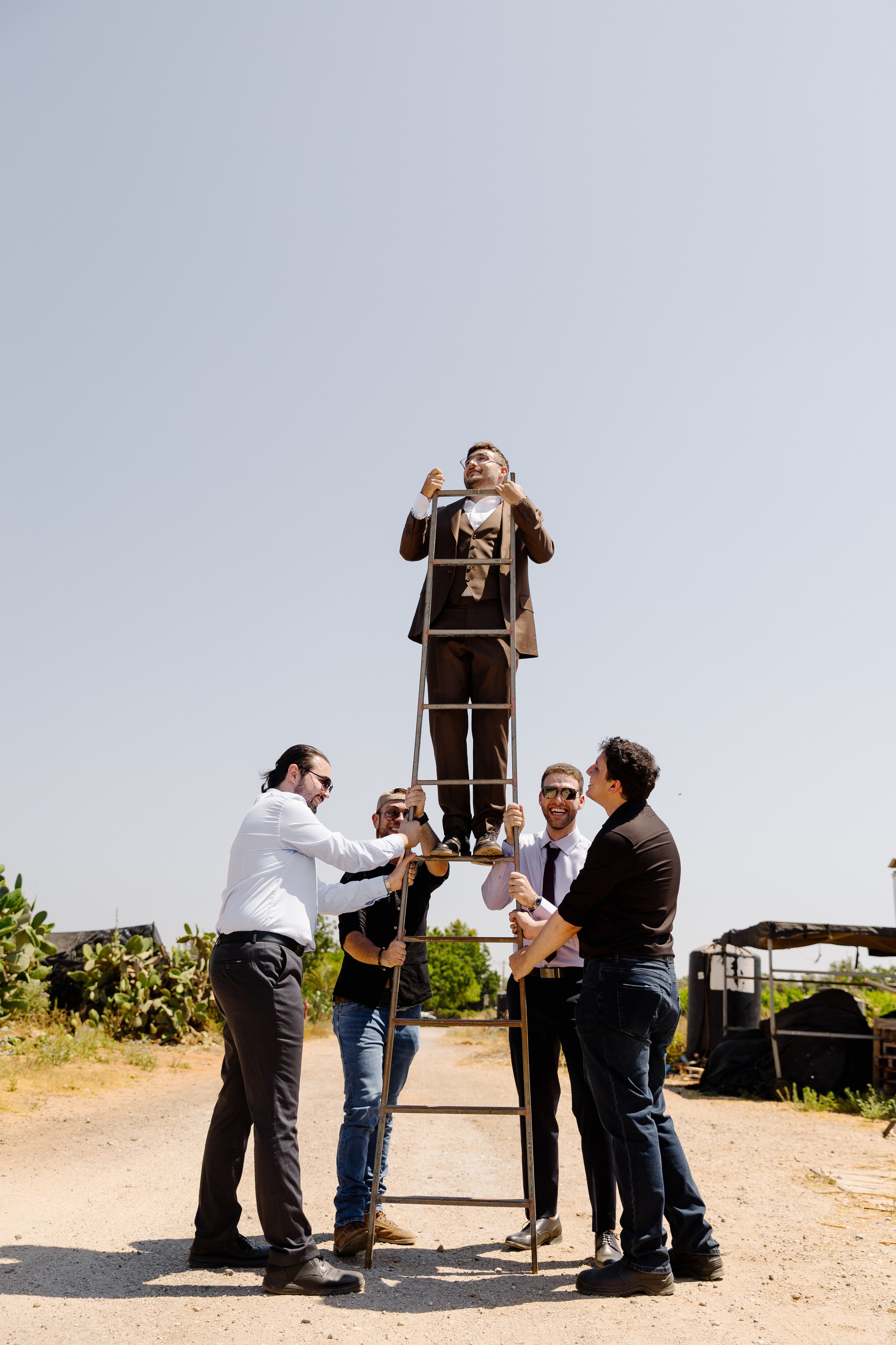 Beneath the Olive Trees. צלמת וצלם וידאו, הפועלים בישראל וברחבי העולם