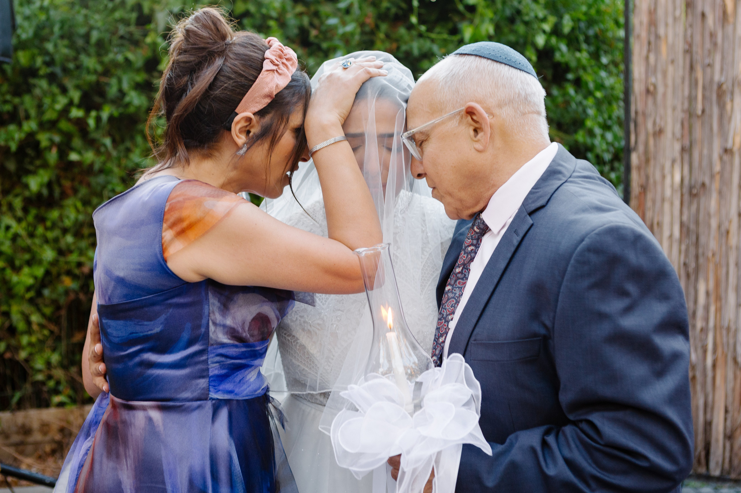 Beneath the Olive Trees. צלמת וצלם וידאו, הפועלים בישראל וברחבי העולם