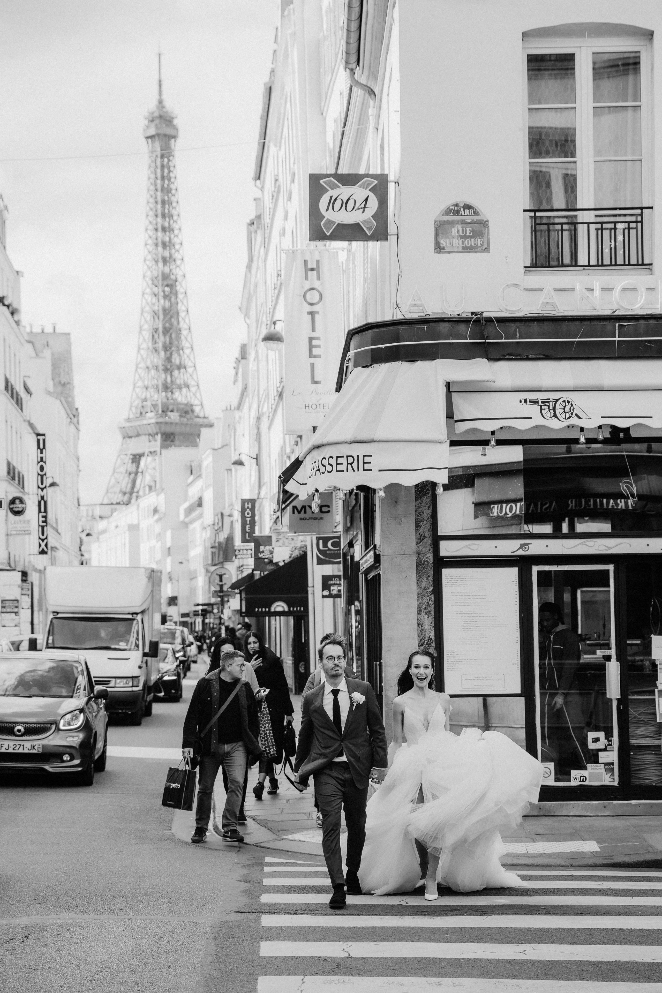 Suzi & Alex | Paris Wedding with a Vintage Car. Paris Wedding Photographer
