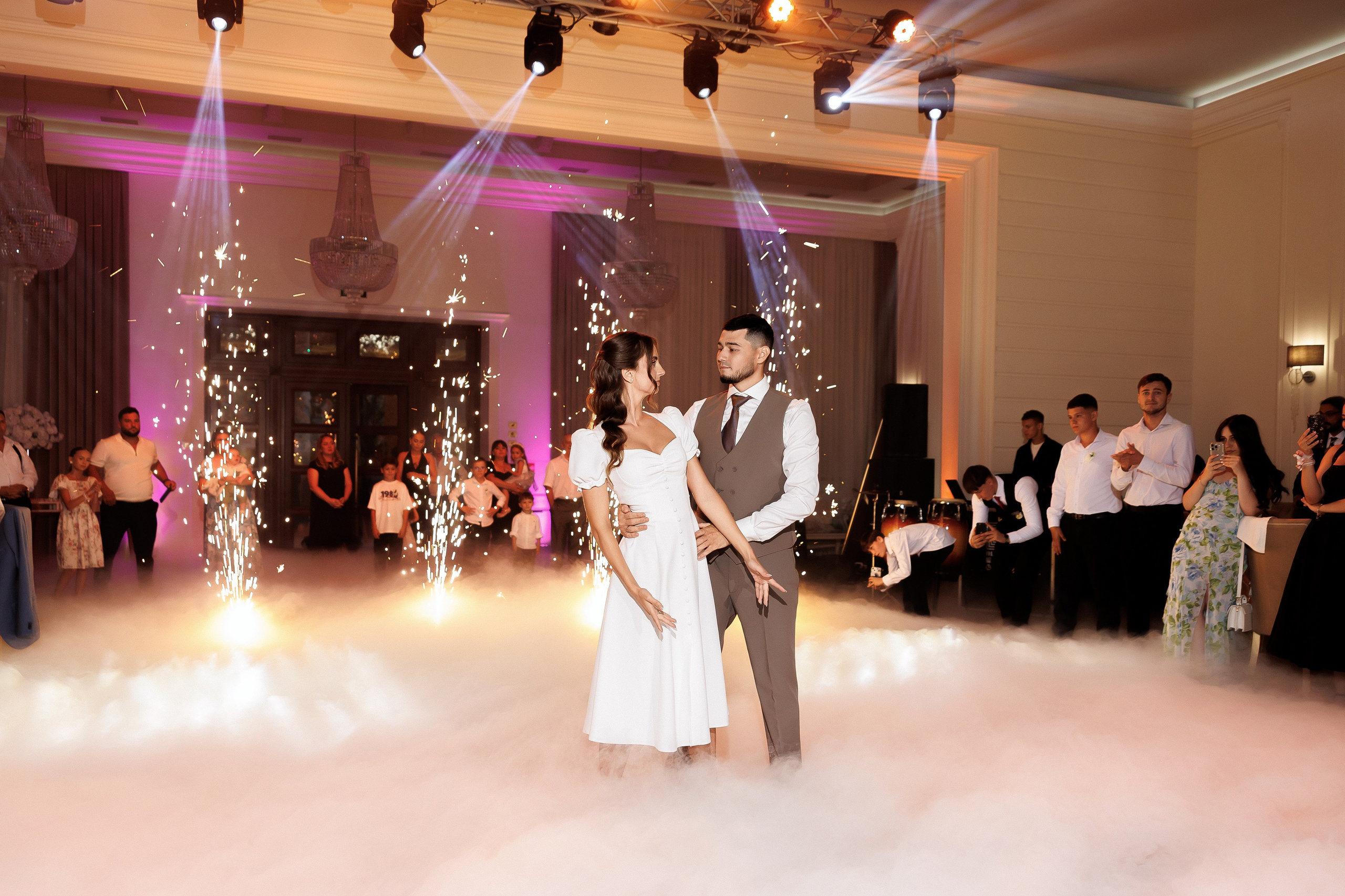 Eugen & Livia — Grand Elysee — Wedding Day. Servicii Foto și Video 067188353