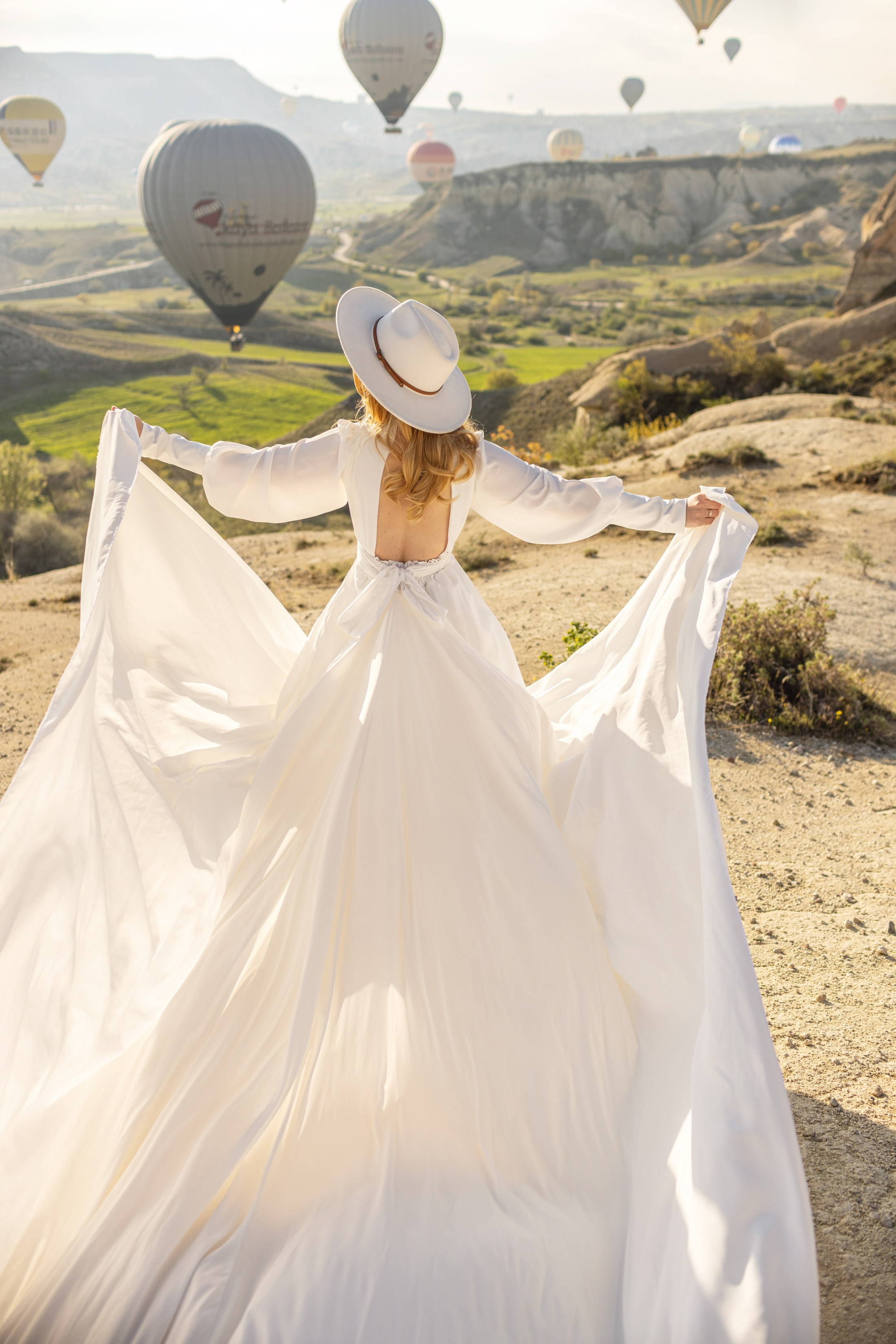Elegant Wedding Photoshoot with a Flowing Dress and Balloons in Cappadocia. Julia Ganch I Fashion Wedding Photography I Cappadocia Turkey