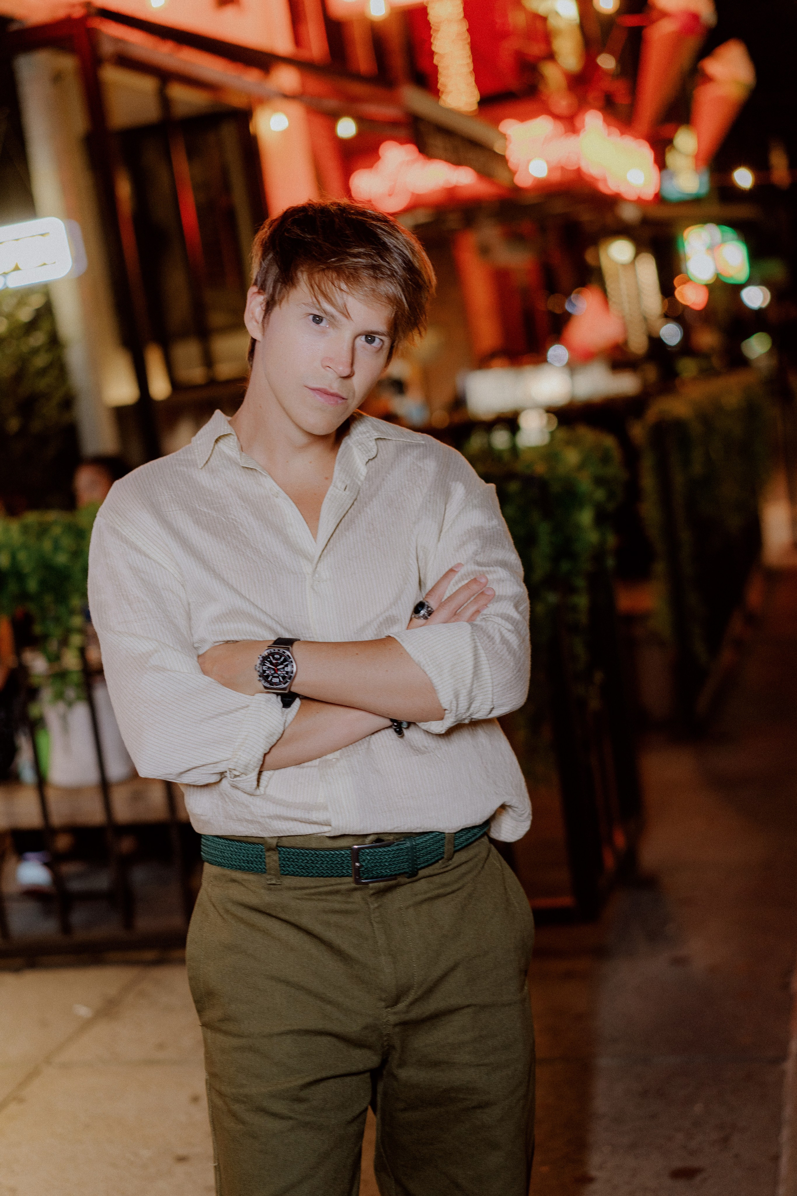 Couple in the night city. Videographer and photographer in New York // MAKAROV.VIDEO