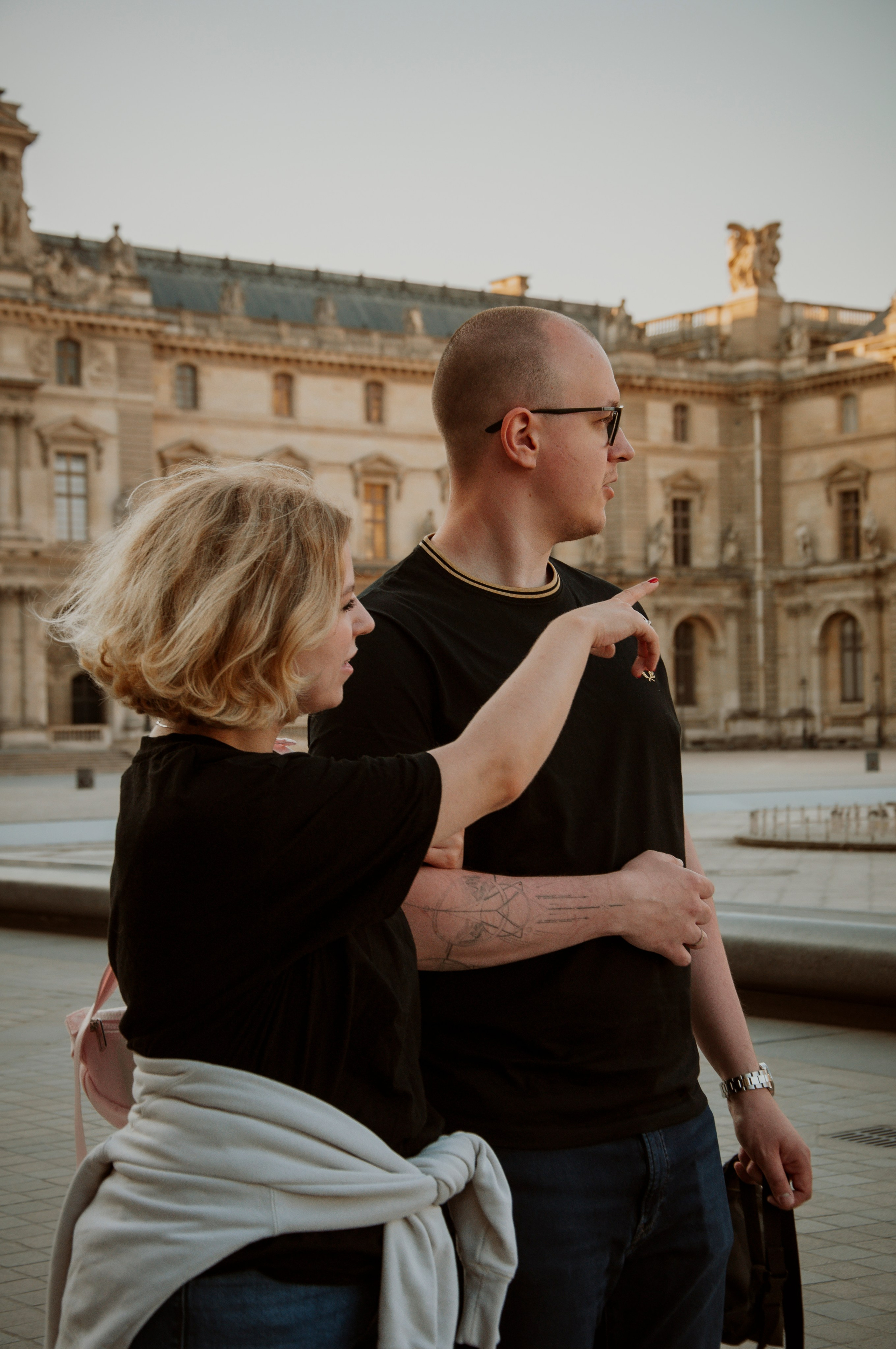 Couple photoshoot near the Louvre. Paris photographer — Polina Osipova