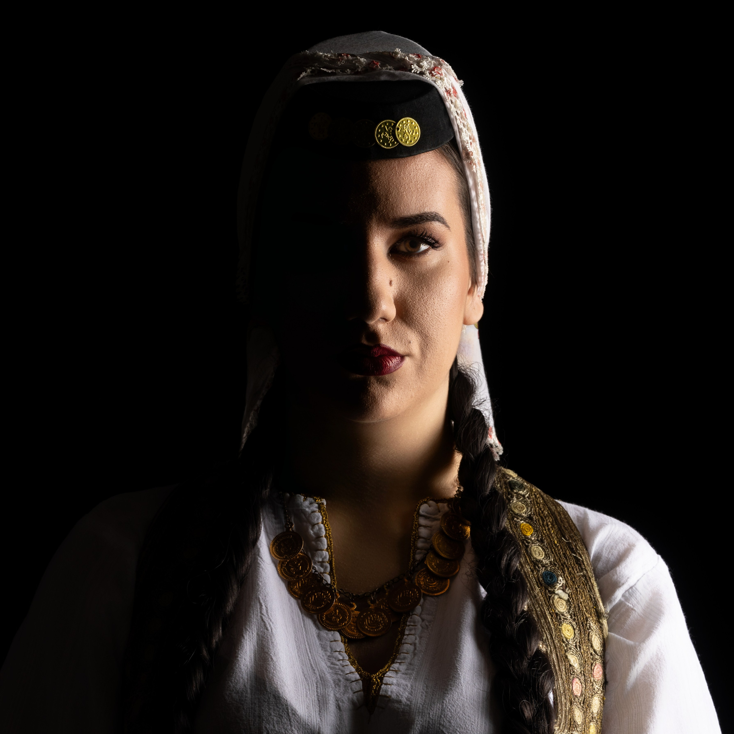 Creative Portrait & Fashion Photography – Studio & Outdoor Shoots. Namir Čomaga — fotograf iz Sarajeva, portreti, tradicija i kultura u fokusu objektiva