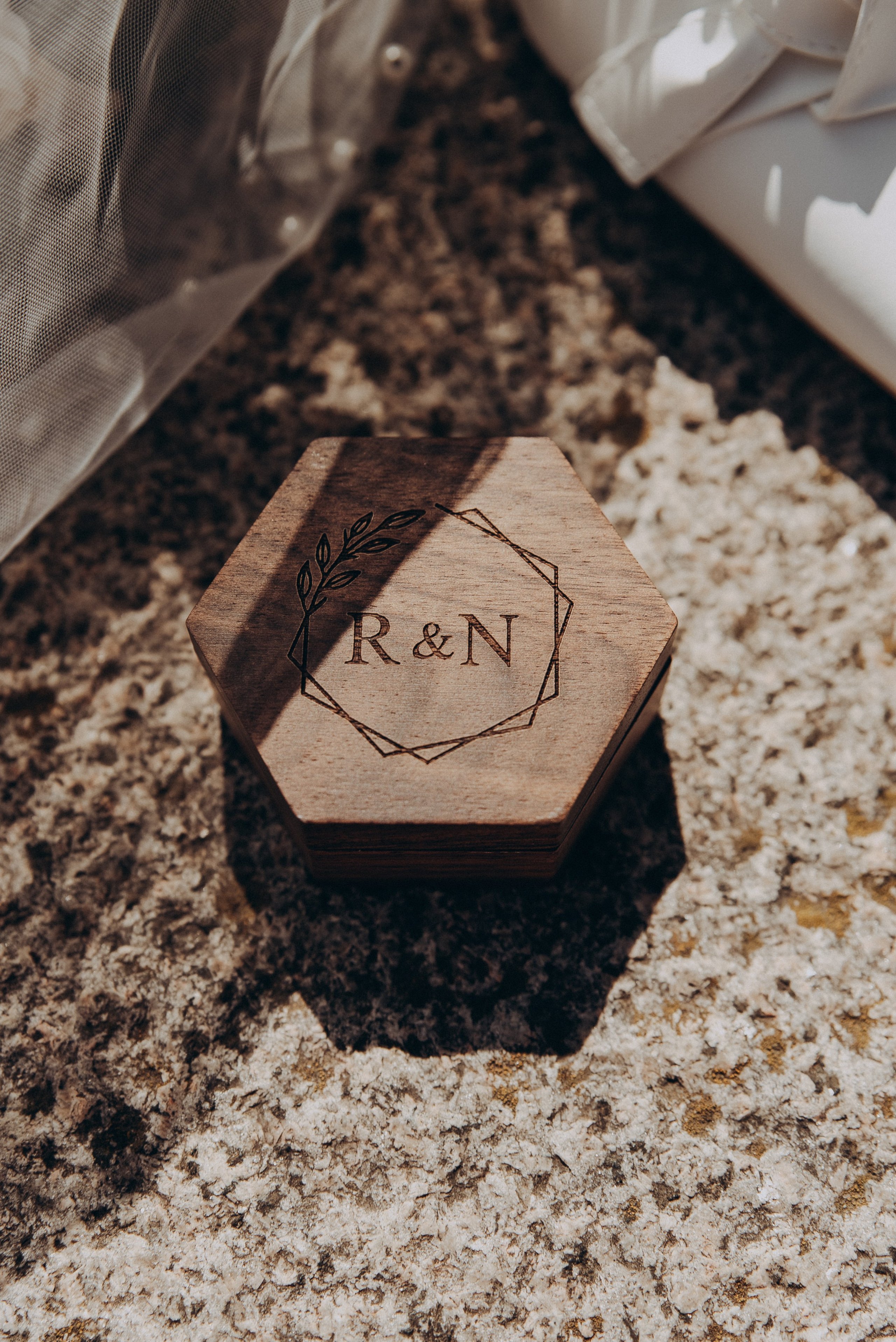 Свадебные кольца и цветочные детали, запечатленные в современном художественном стиле.