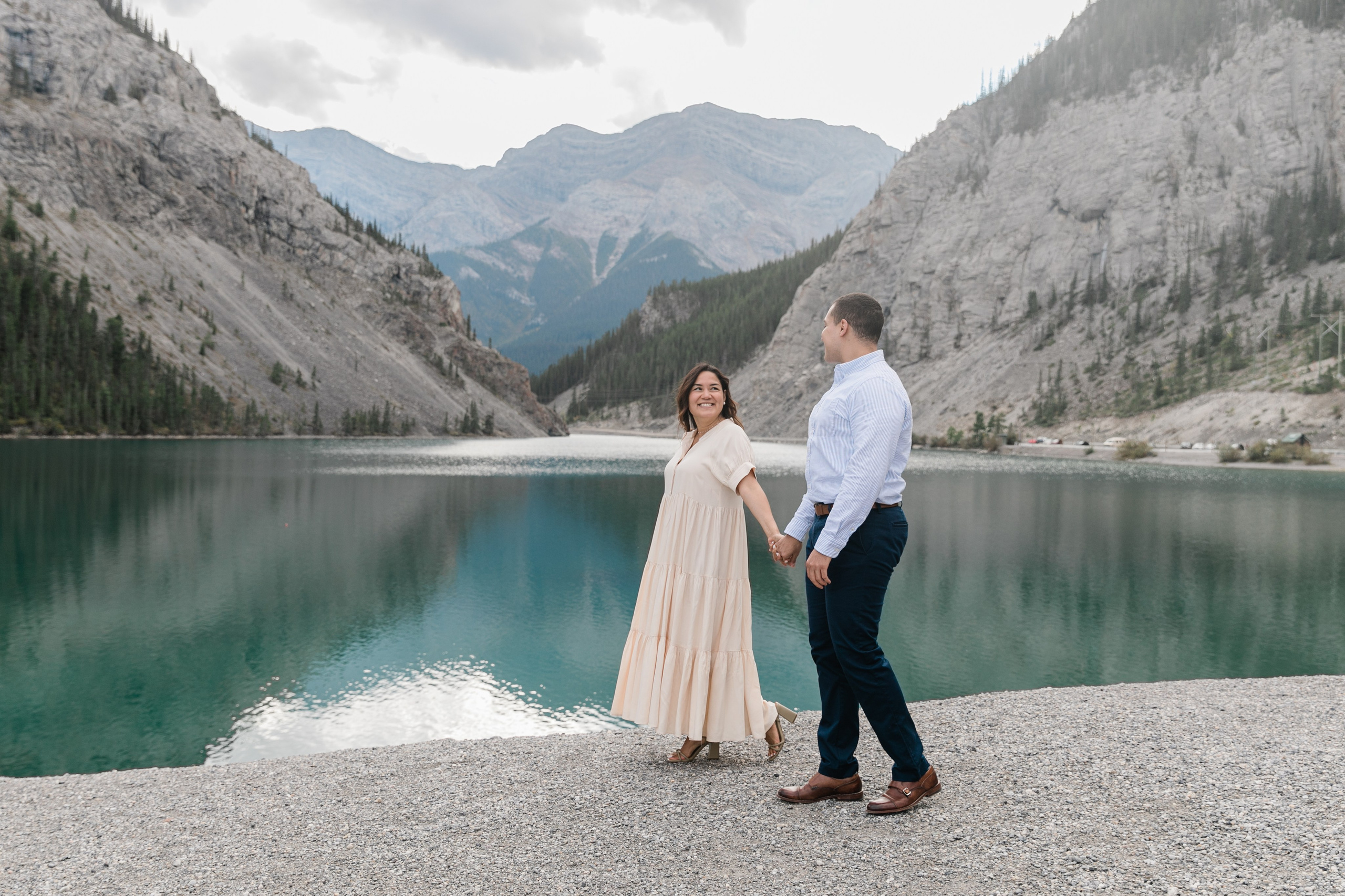 Pierina & Thomas — Canmore Engagement. Fotografía accesible en Calgary
