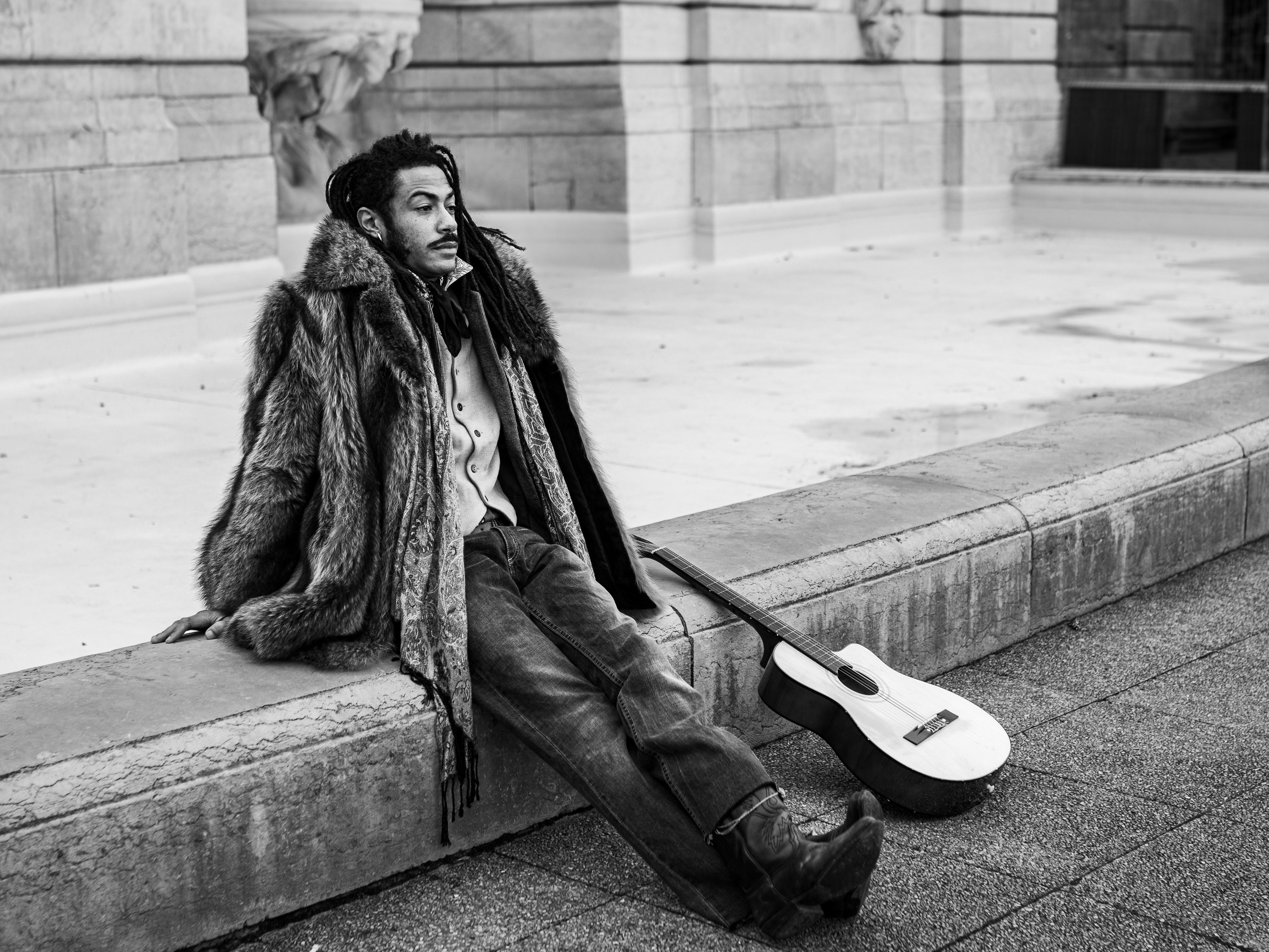 Музыкант у фонтана