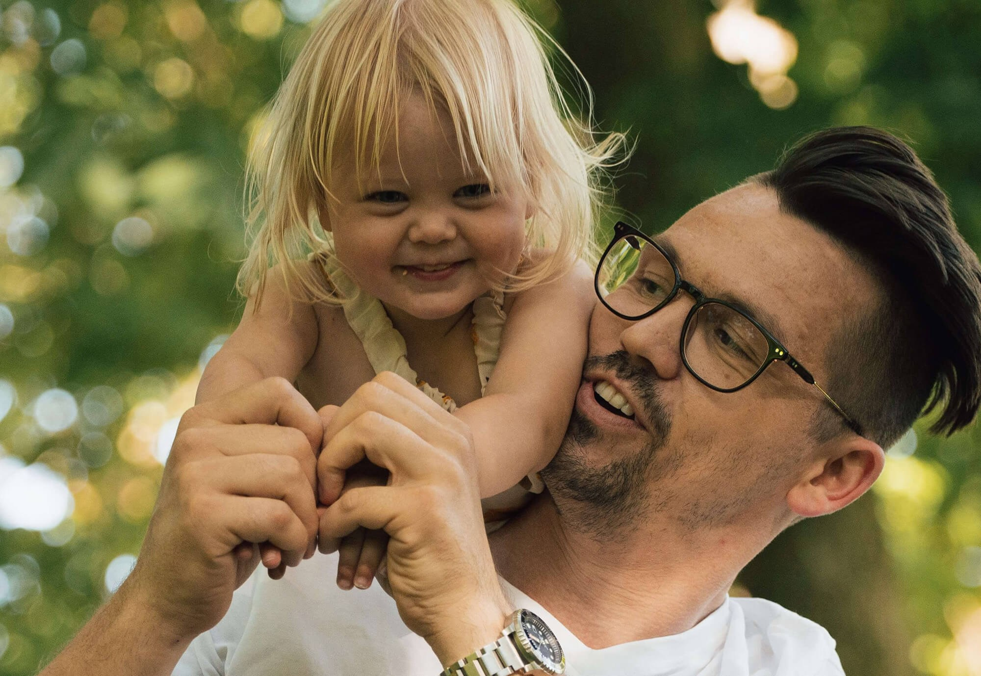 Far og datter leker sammen