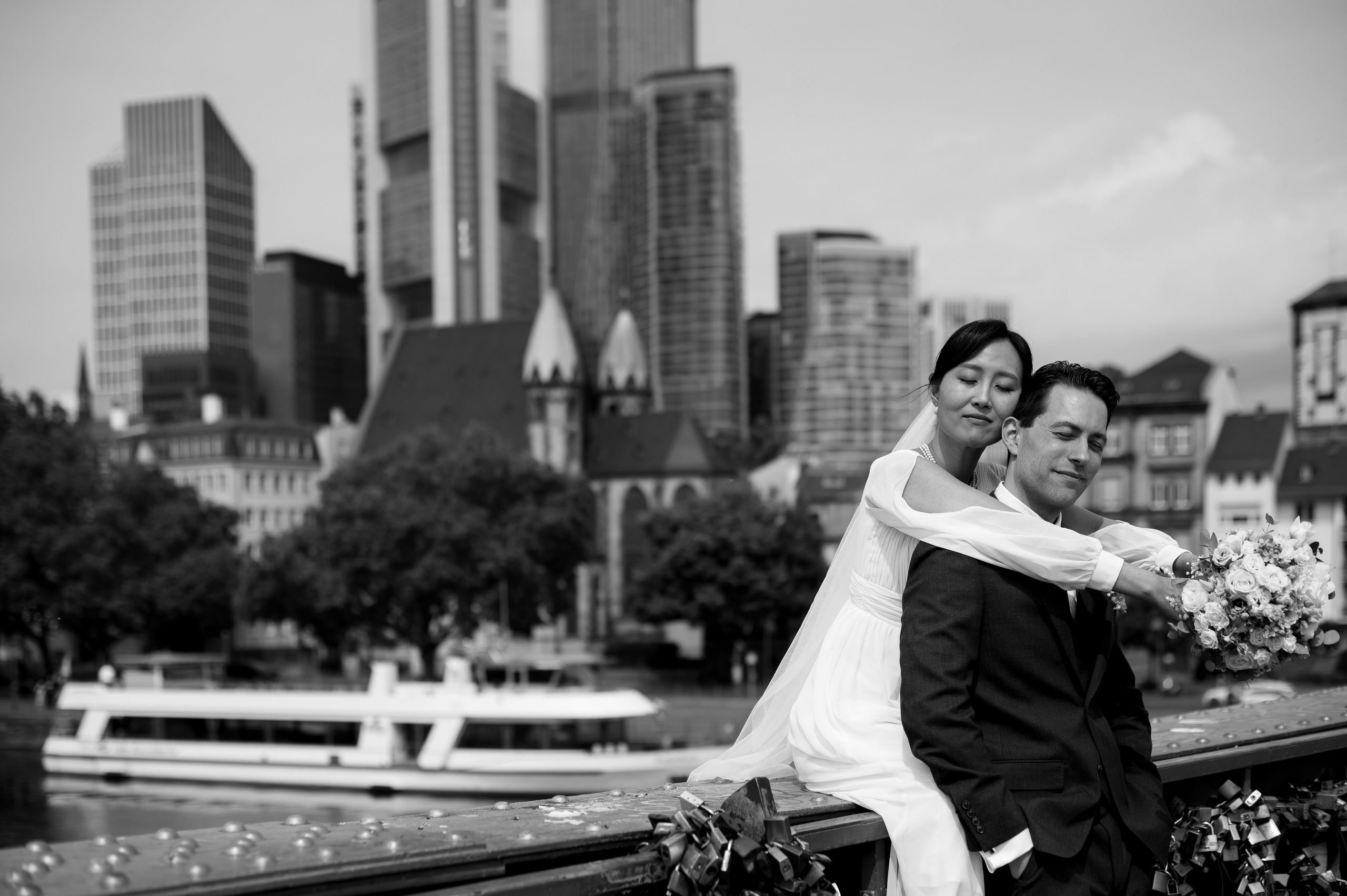 Emotionales Hochzeitsfoto auf der Mainbrücke mit Skyline von Frankfurt