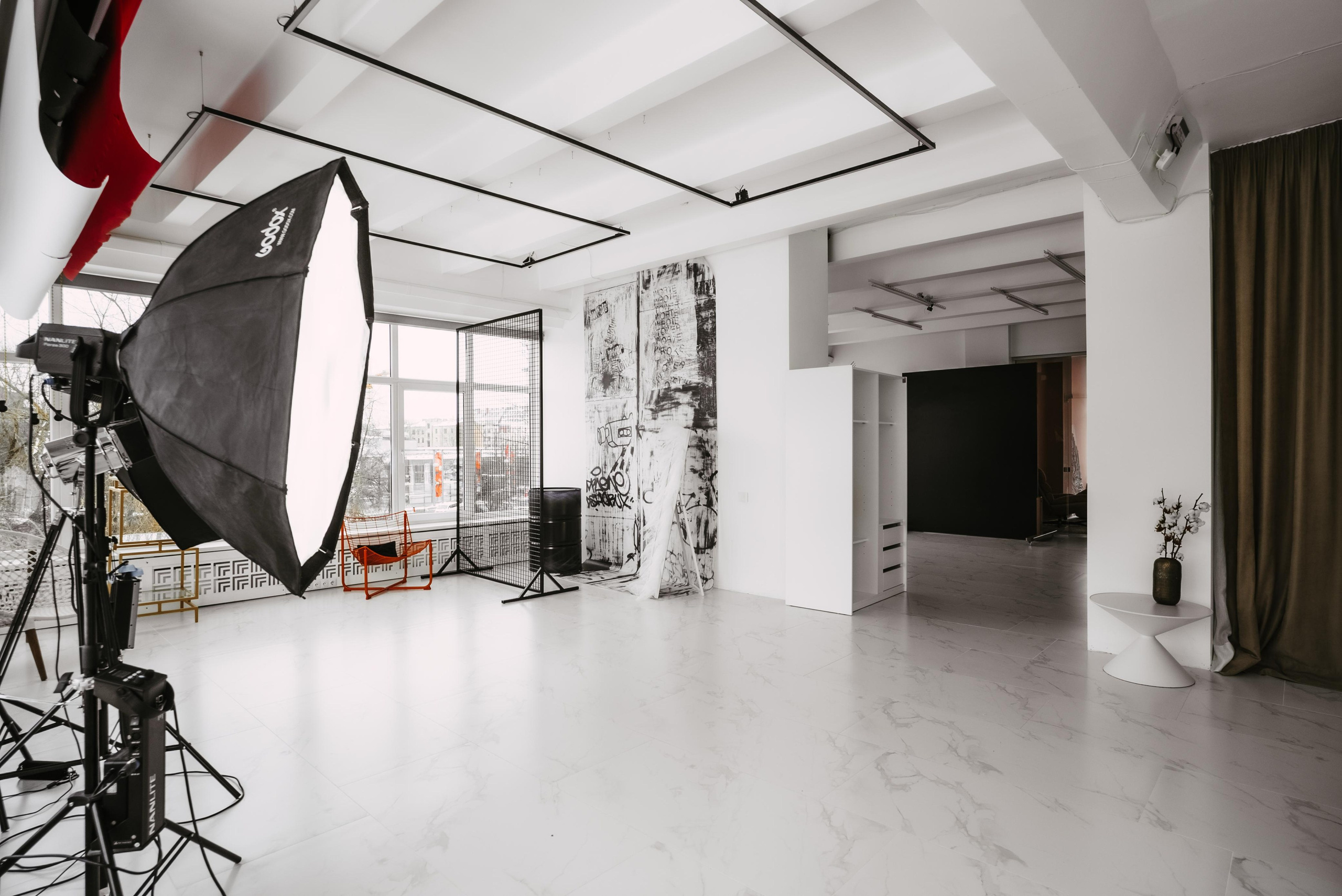 Foto un Video satura studija Rīgā - BRAND STUDIO. Video shooting and creating with phone, iPhone Video School