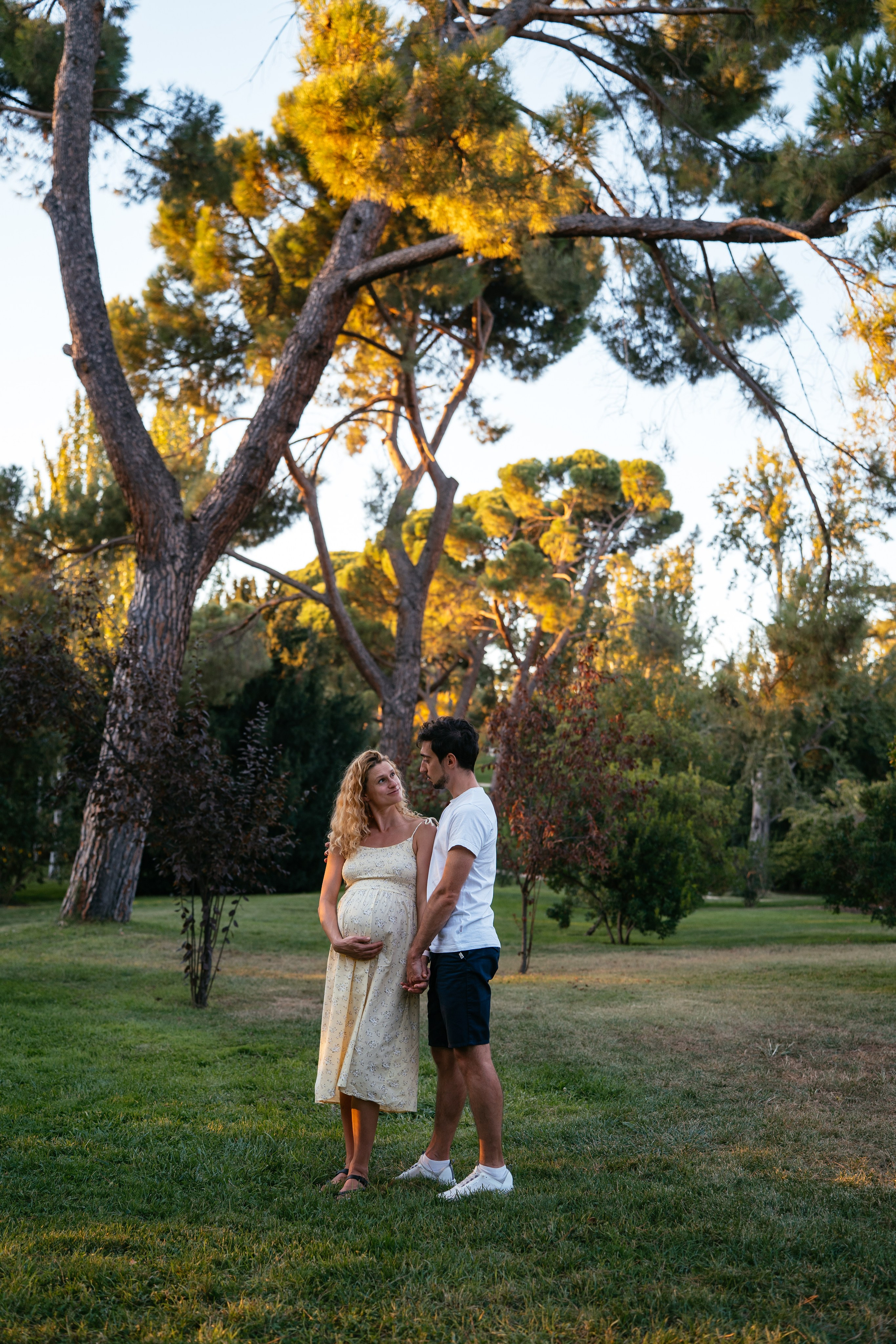 Candid pregnancy photoshoot in the park. Photographer in Madrid, Spain. Alyona Belyaninova