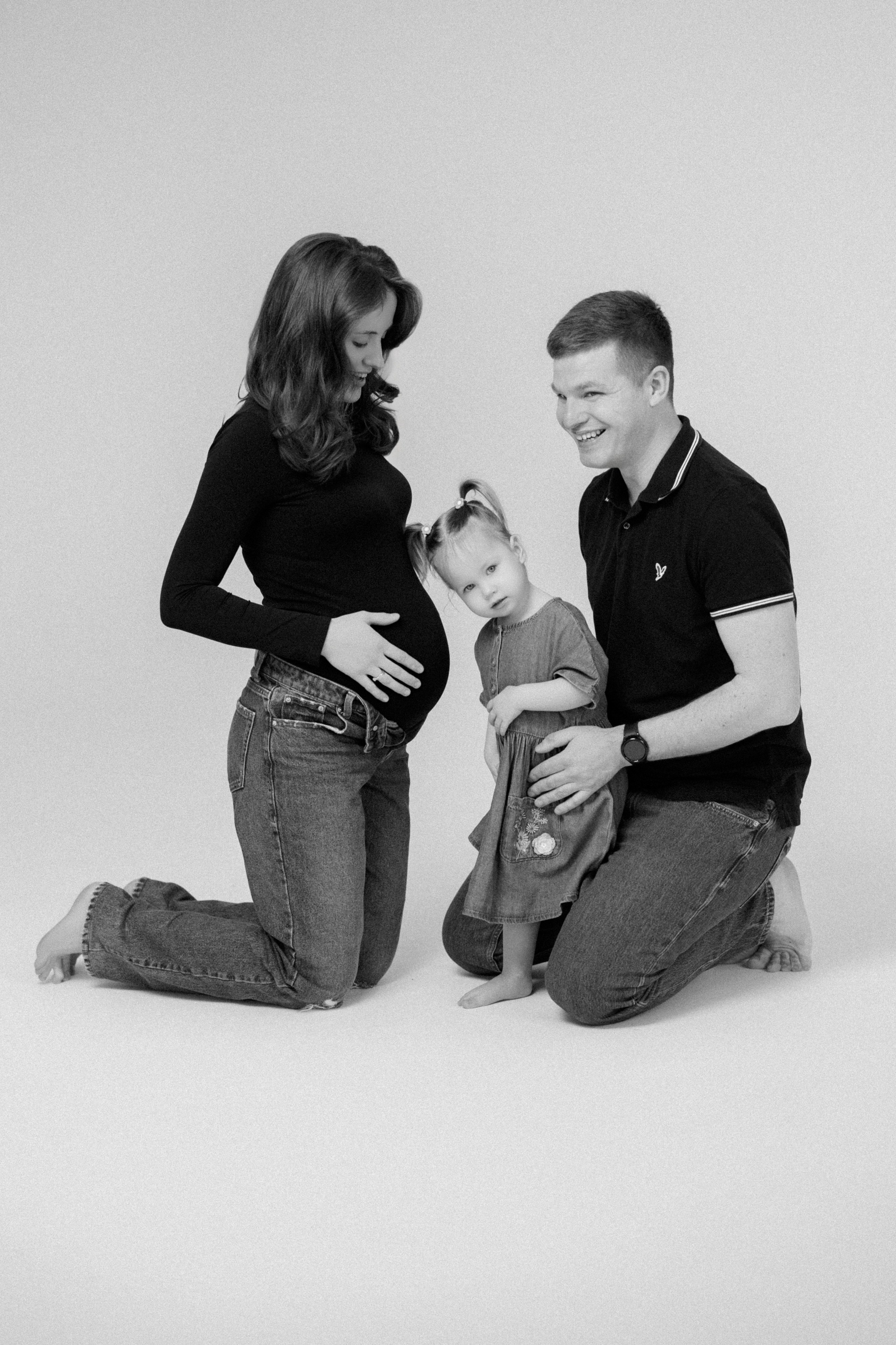 Ședință Foto de Familie — Stil Minimalist pe Fundal Alb. Scarlat Photography