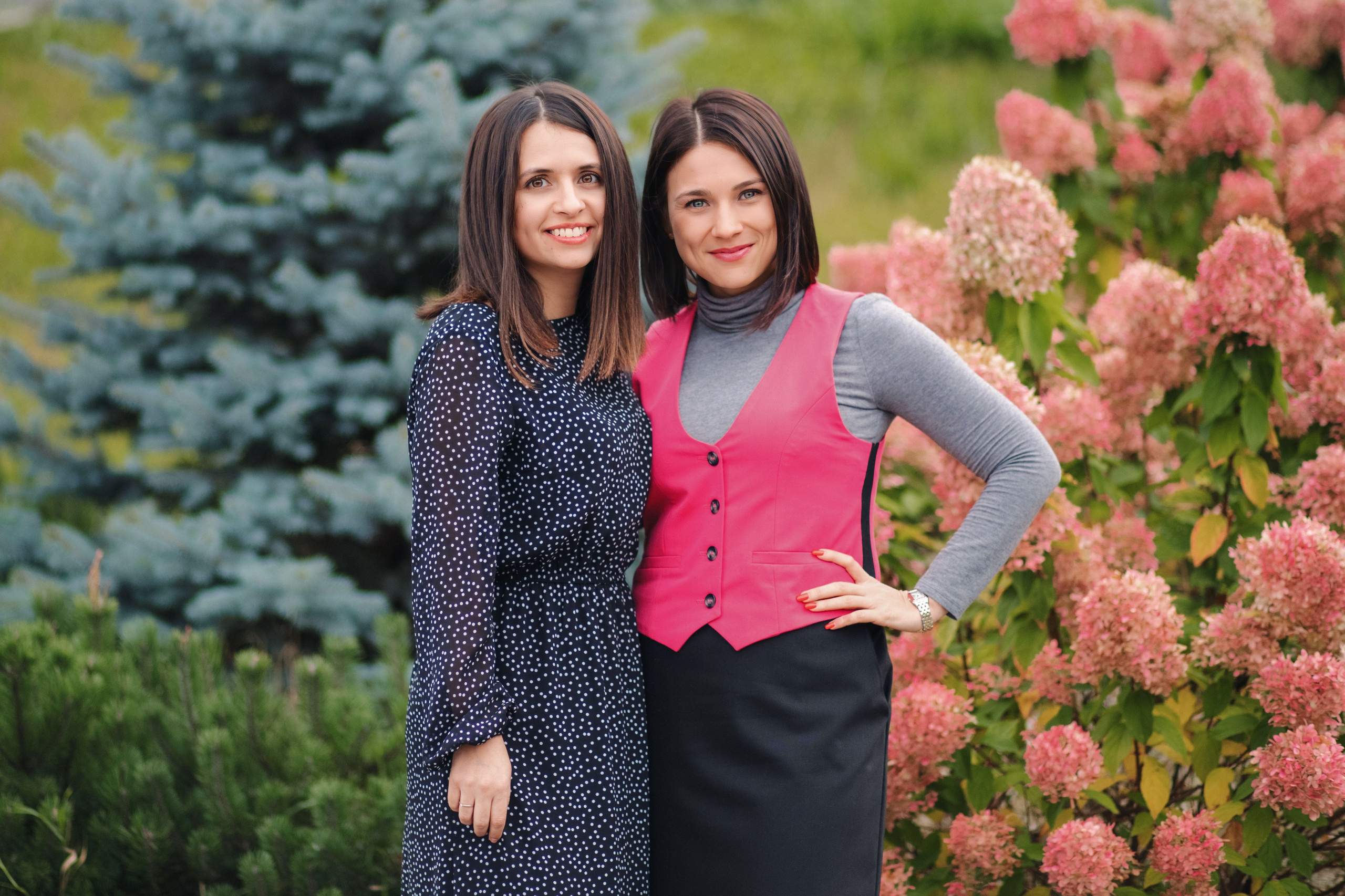 Girls | red wall. Photographer Inna Kalmykova