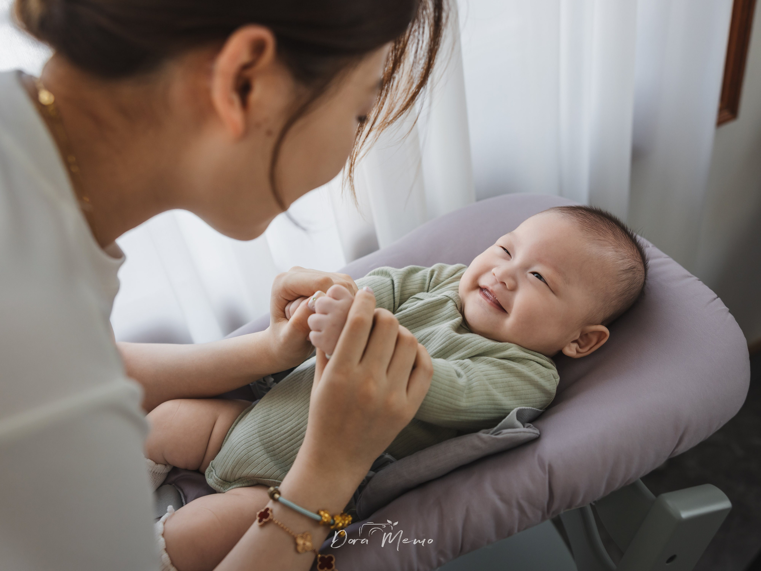 A Shanghai Family Photographer Captures a Newborn Baby Meeting the Family Cat. Shanghai Family Photographer Dora