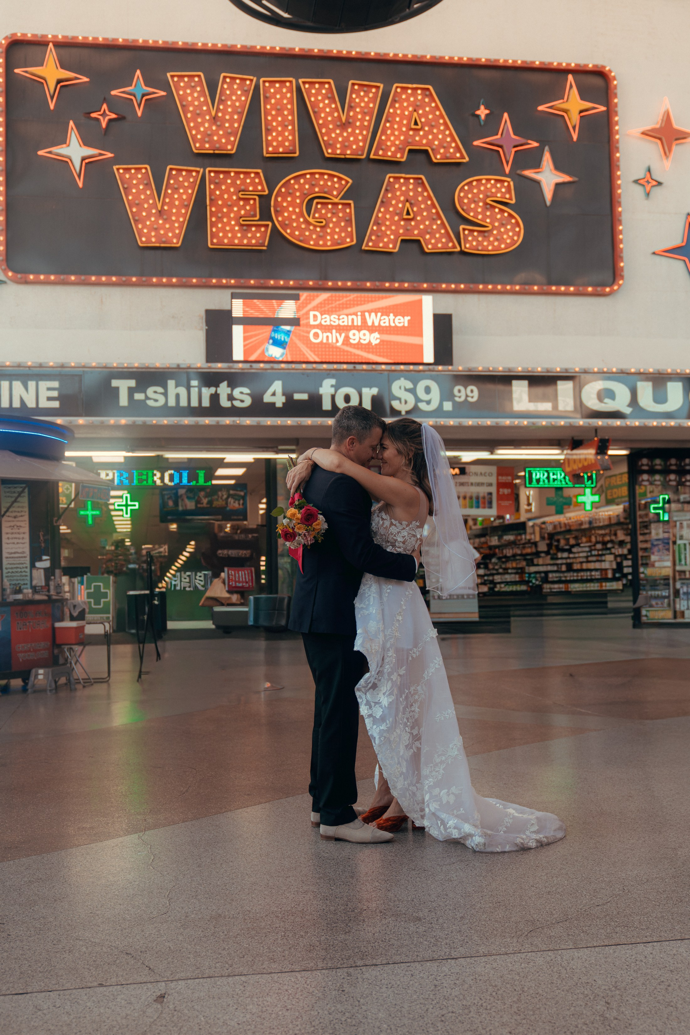 Rachel&Dan. Wedding & elopement photographer Viktoriya Kravtsov. Las Vegas