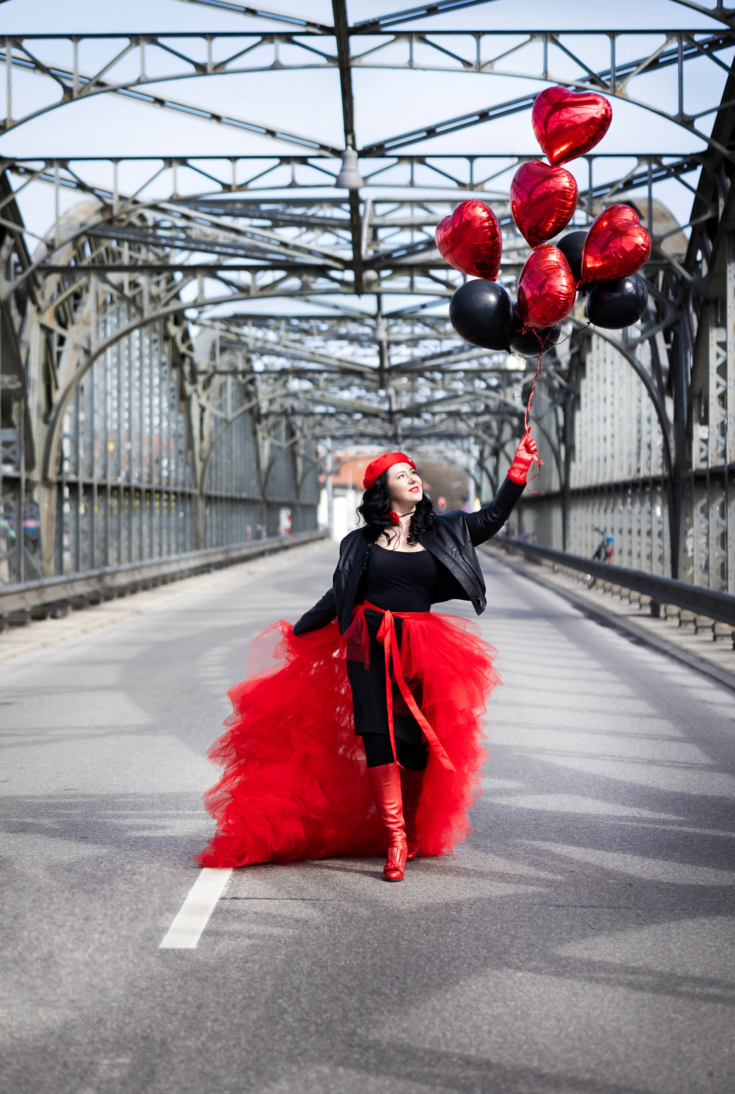 Balloons and red skirt. Фотограф в Мюнхене