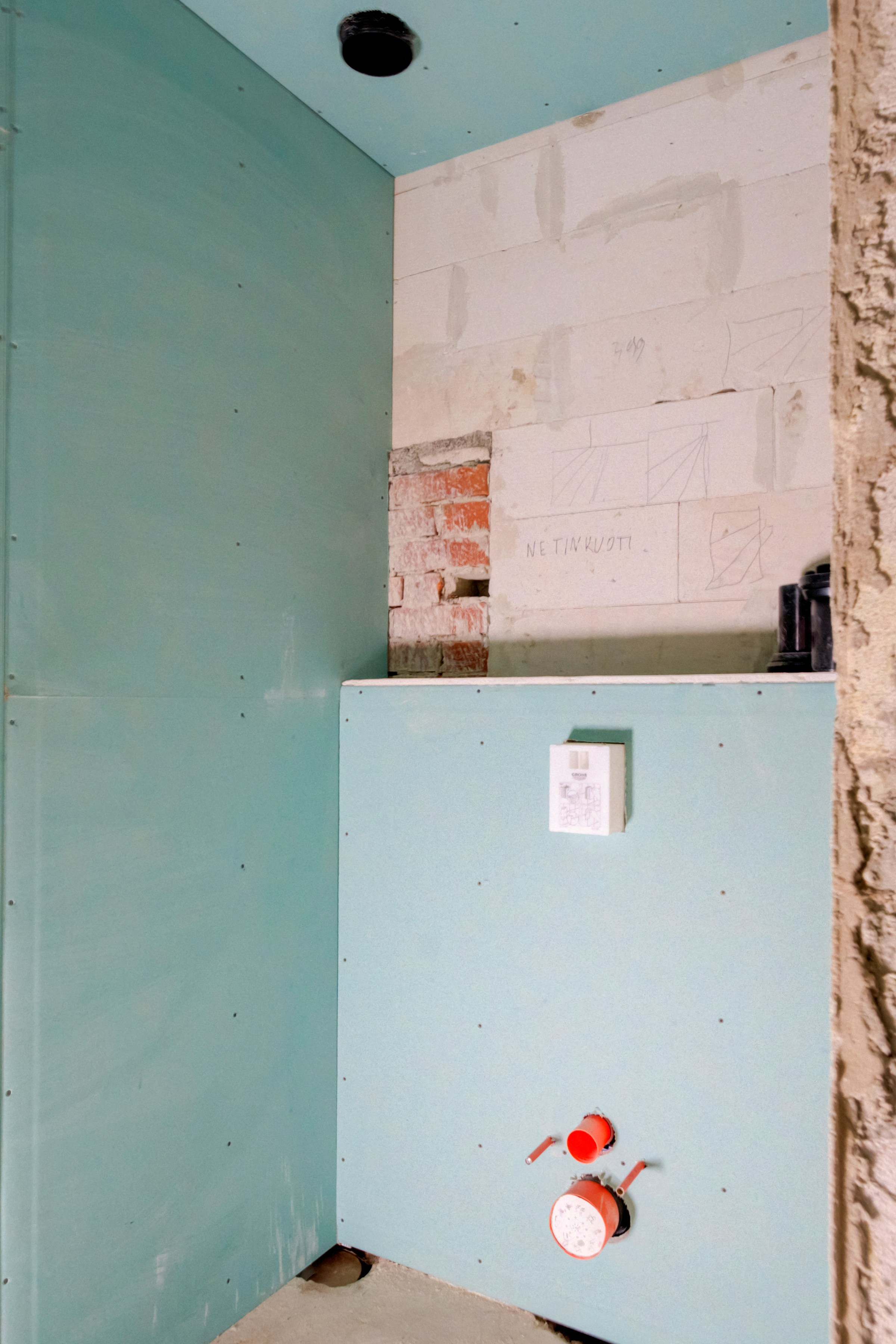 Pagubės sodų 11-oji 16, Vilnius. Namas su nepilna apdaila. Elina Sapiega fotografė Vilniuje