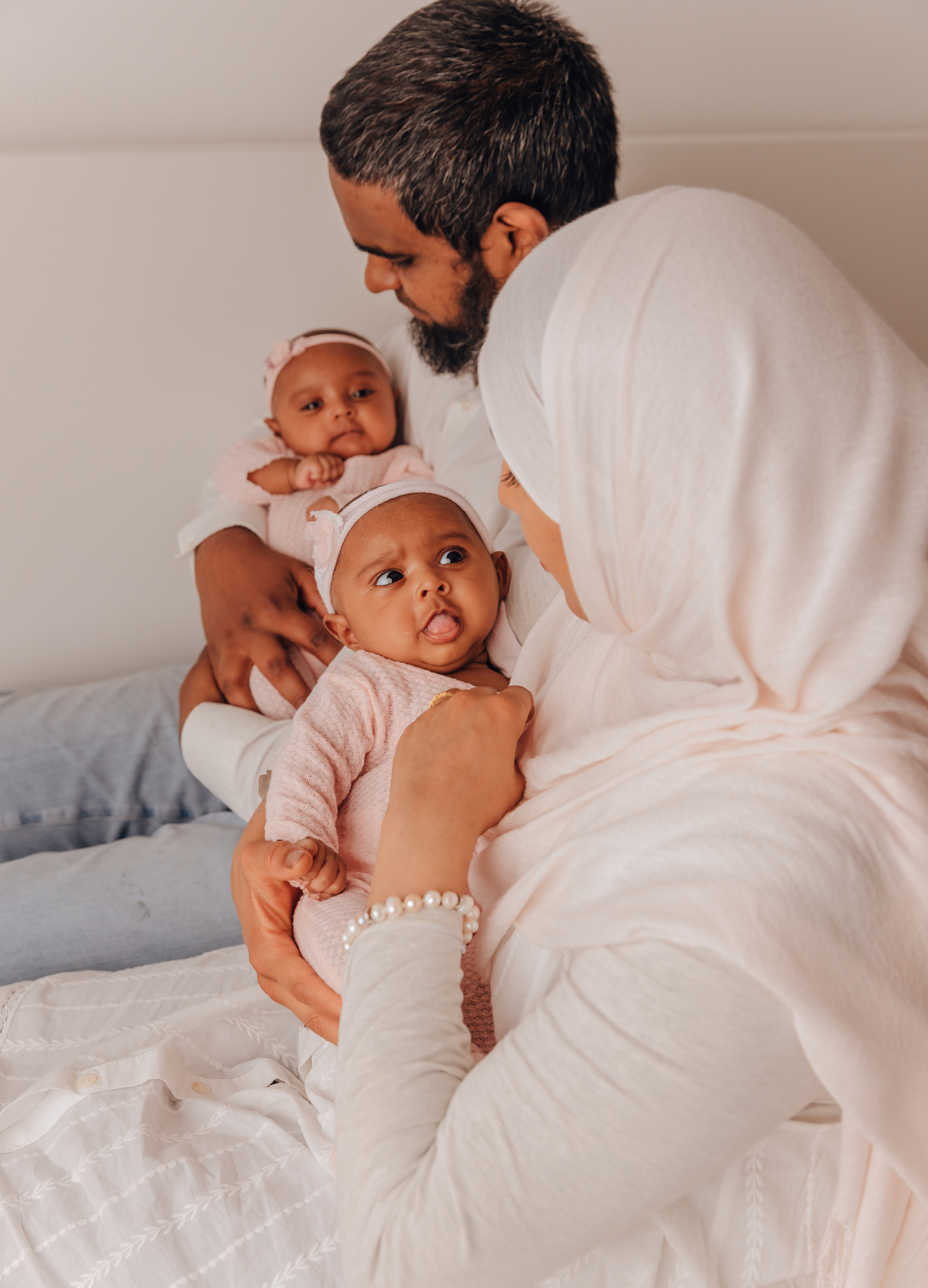 Zwillingsschwestern. Hochzeitsfotograf München Taufe Familienfotograf Tanja Mauke