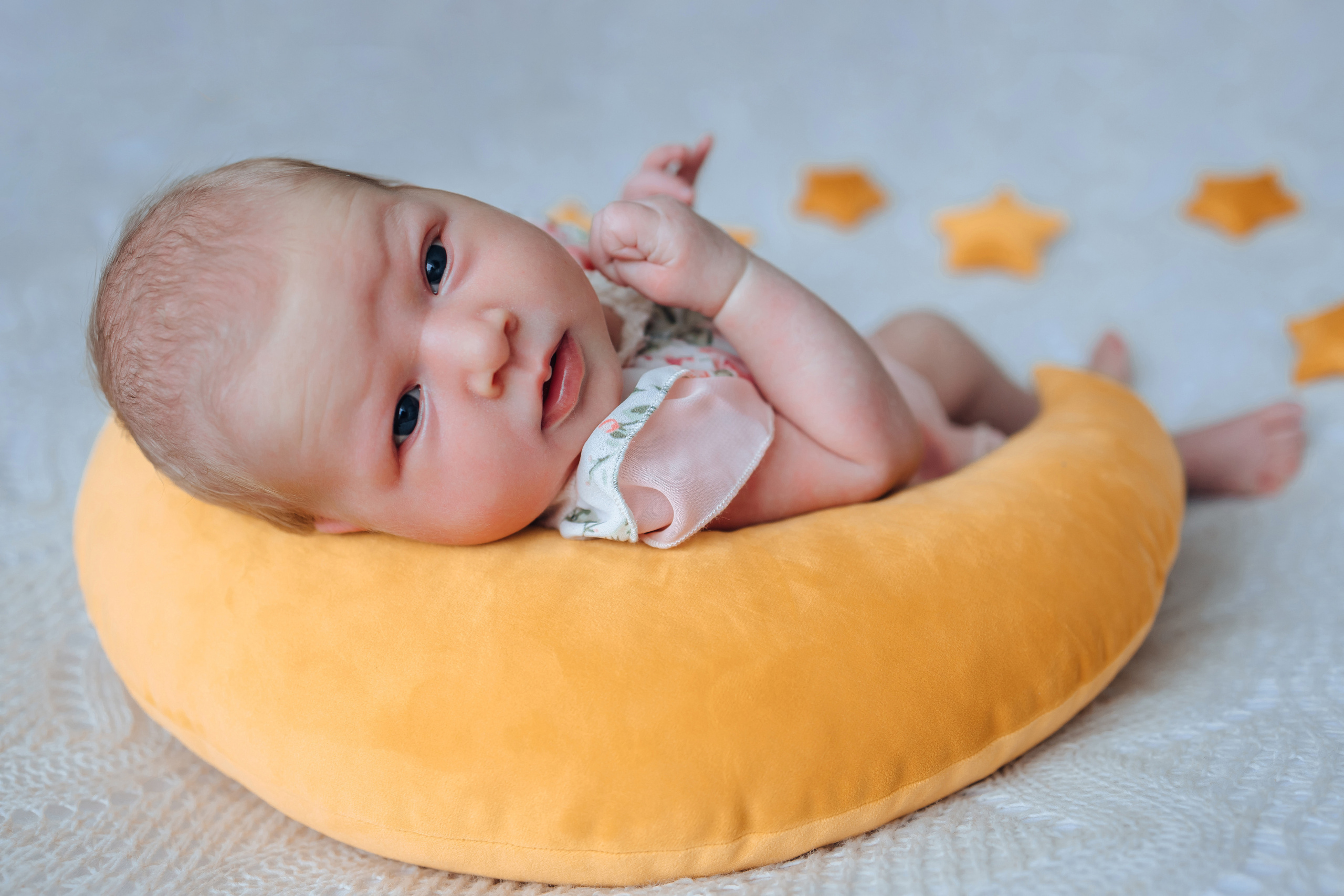 Babyfotografie auf Mondsichel – verträumte Neugeborenenbilder zuhause