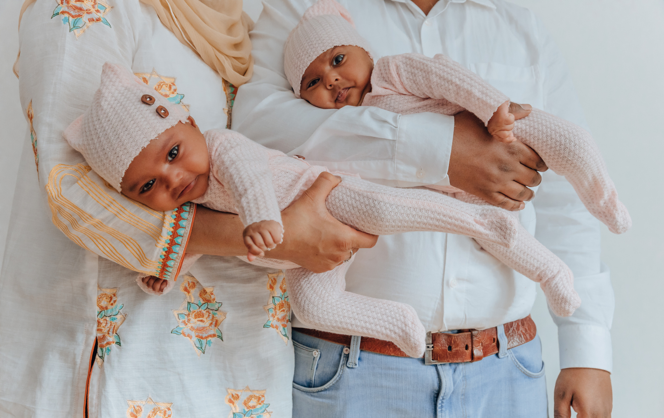 Zwillingsschwestern. Hochzeitsfotograf München Taufe Familienfotograf Tanja Mauke