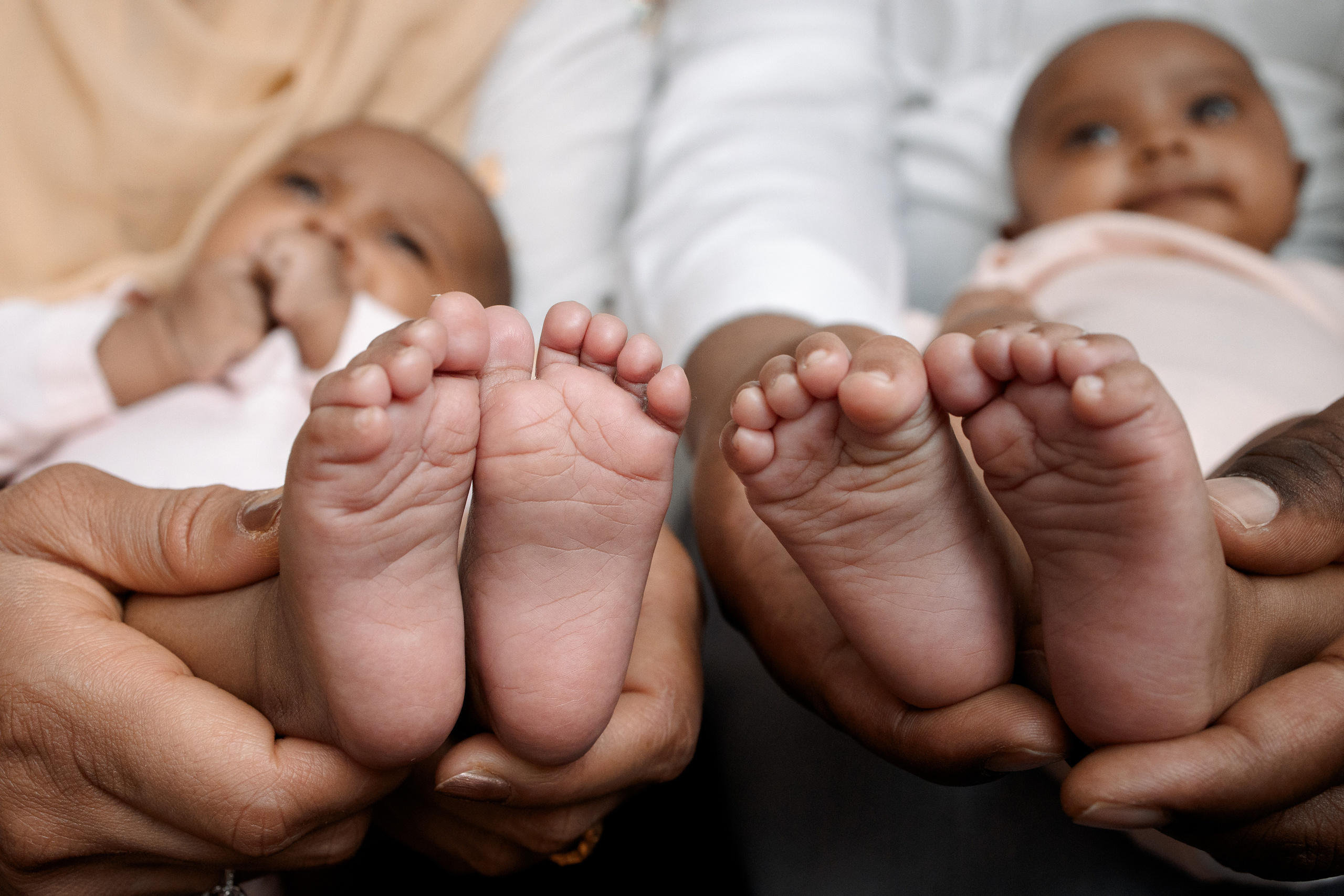 Zwillingsschwestern. Hochzeitsfotograf München Taufe Familienfotograf Tanja Mauke