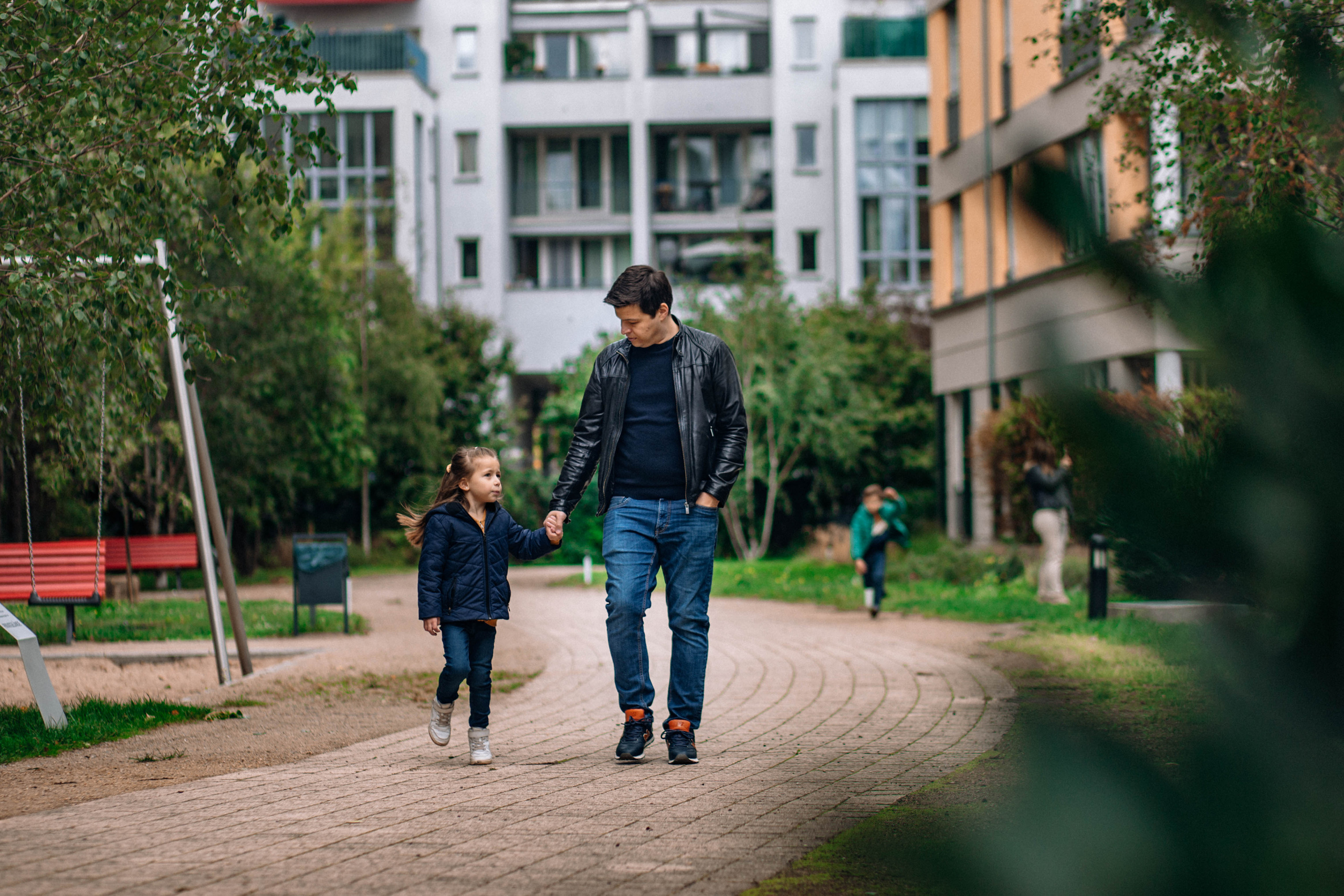 Familienwanderung. Portrait family photographer in Berlin Elena Zakh
