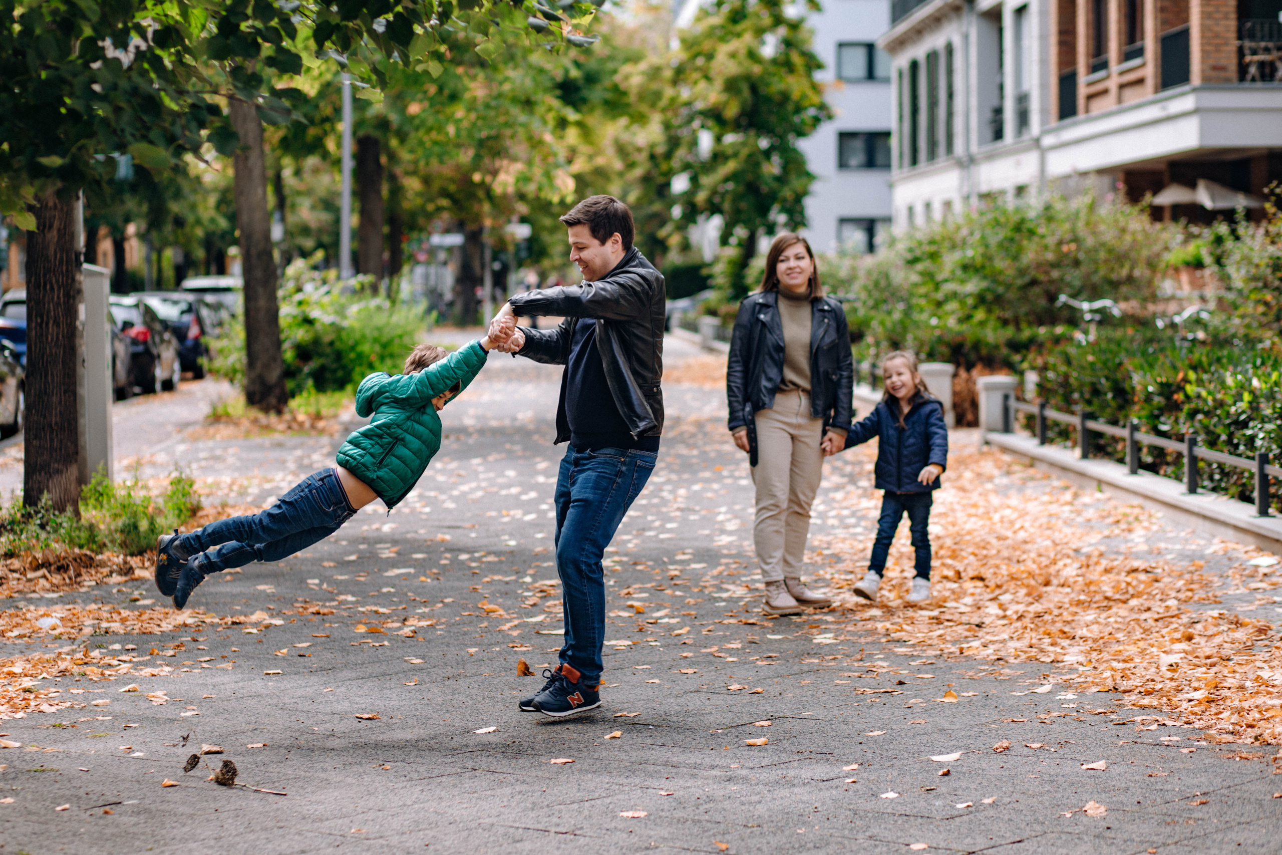 Familienwanderung. Portrait family photographer in Berlin Elena Zakh