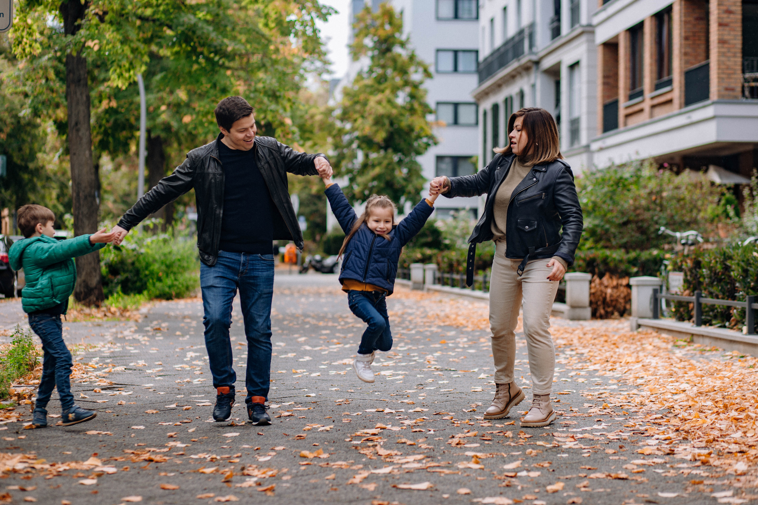 Familienwanderung. Portrait family photographer in Berlin Elena Zakh