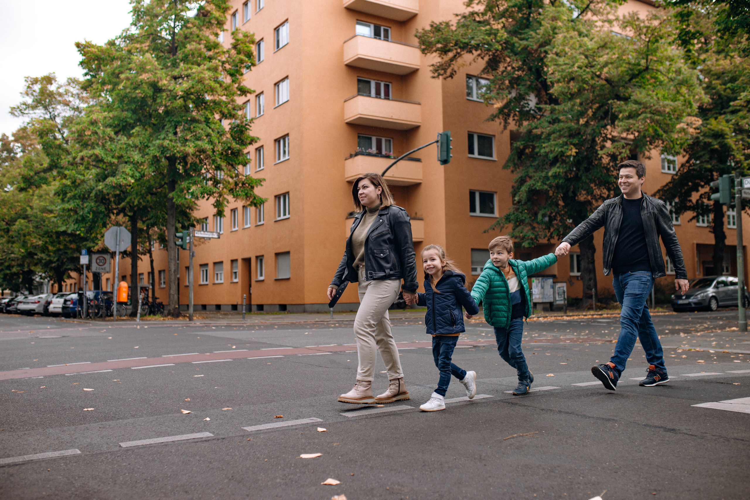 Familienwanderung. Portrait family photographer in Berlin Elena Zakh