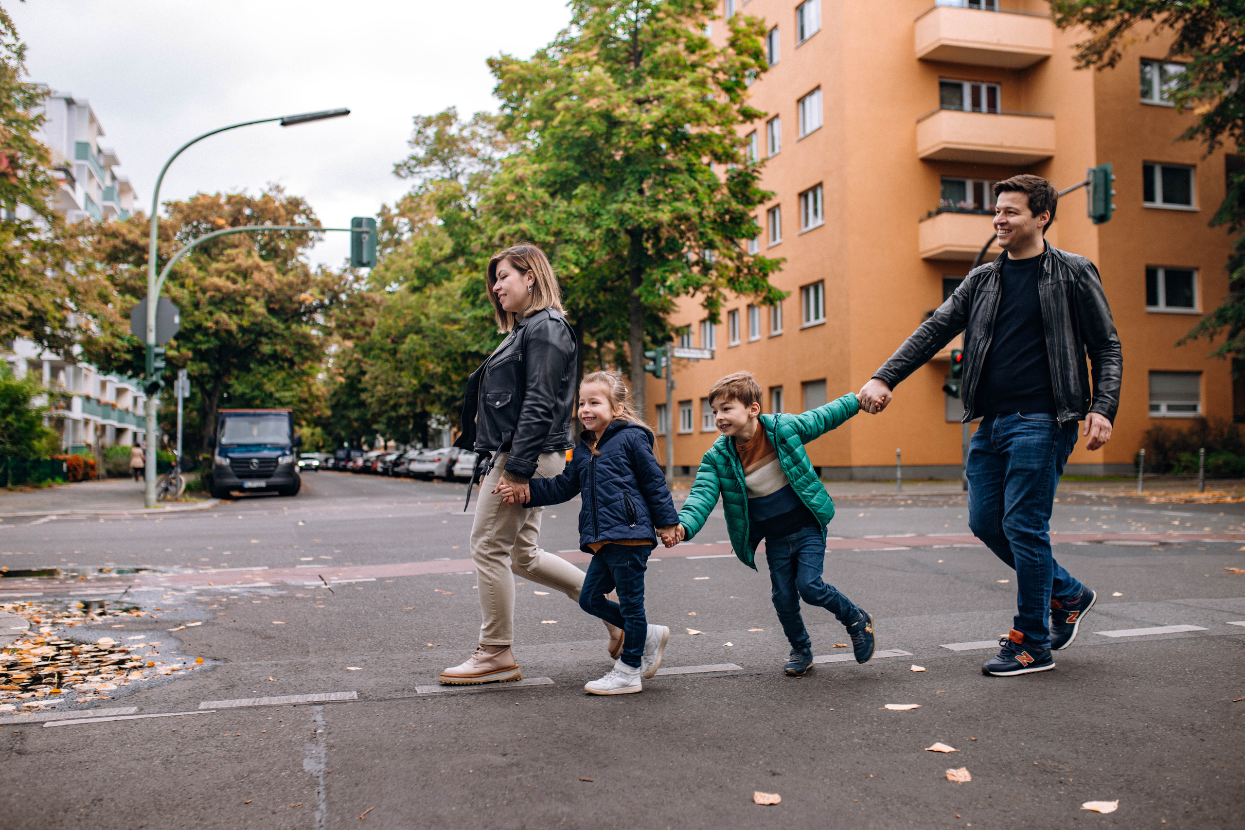 Familienwanderung. Portrait family photographer in Berlin Elena Zakh