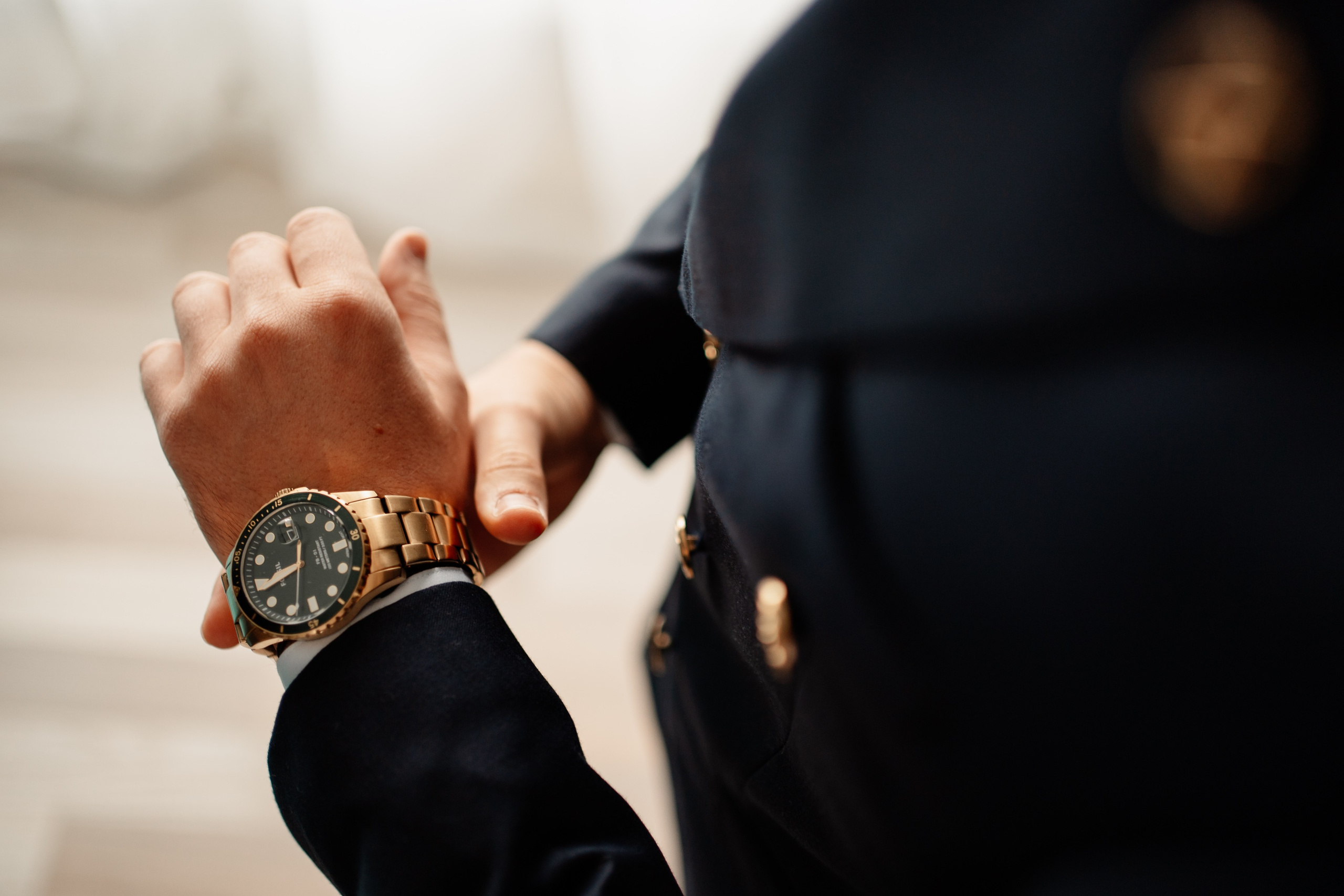 Moment emoționant între miri în ziua nunții, surprins într-un cadru natural și romantic, la Reina Events. Fotografie de nuntă profesională, editată artistic pentru a evidenția emoția și eleganța evenimentului.