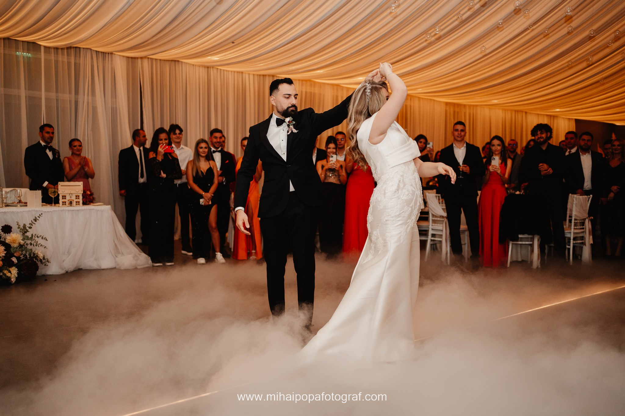 Moment emoționant între miri în ziua nunții, surprins într-un cadru natural și romantic, la Daimon Events. Fotografie de nuntă profesională, editată artistic pentru a evidenția emoția și eleganța evenimentului.