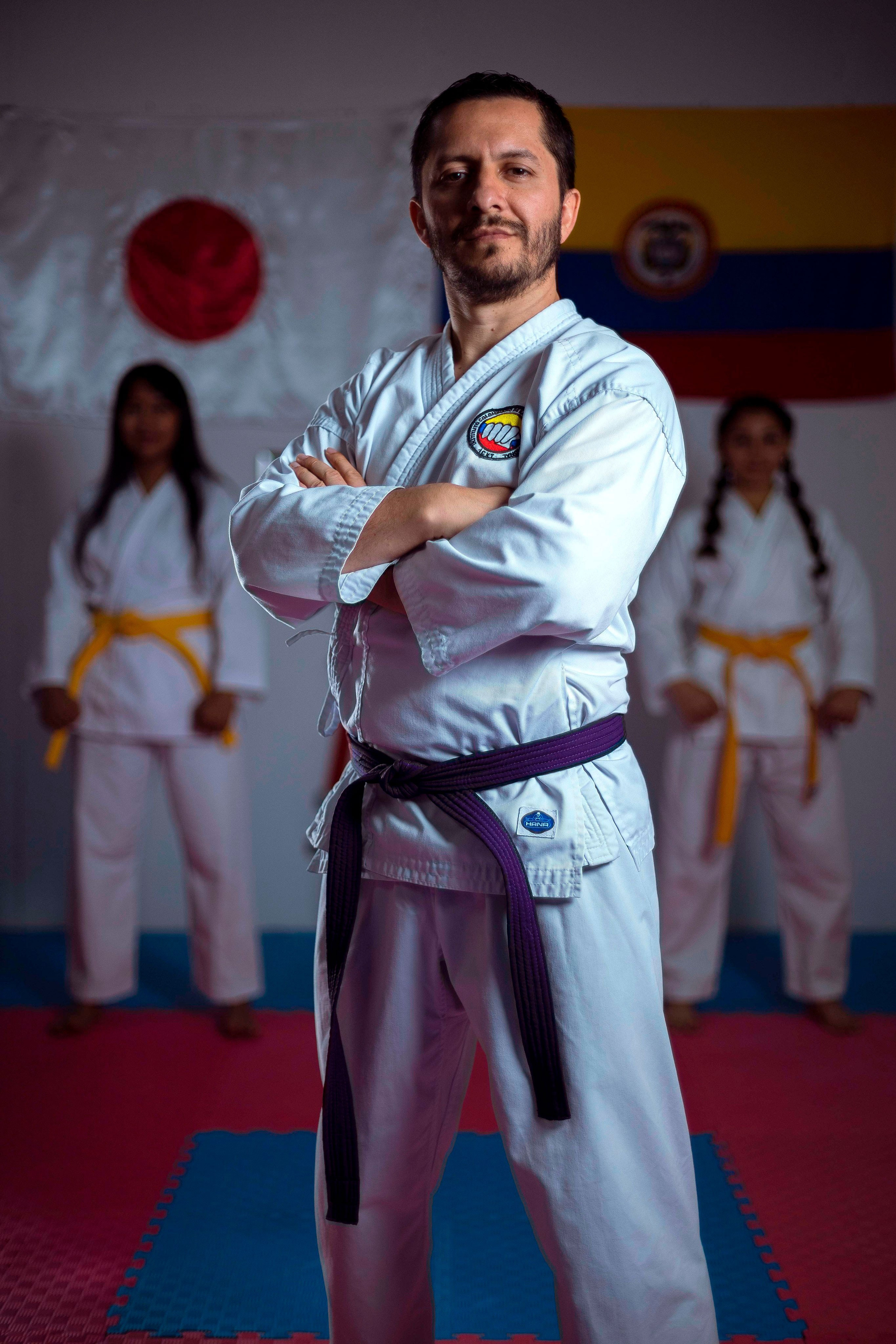 Fotógrafo de retratos fotógrafo de estilo de vida fotografía de locación fotografía de estudio sesión de fotos marca personal. Fotografía profesional para su evento en Caldas por SERFOTOGRAFÍA